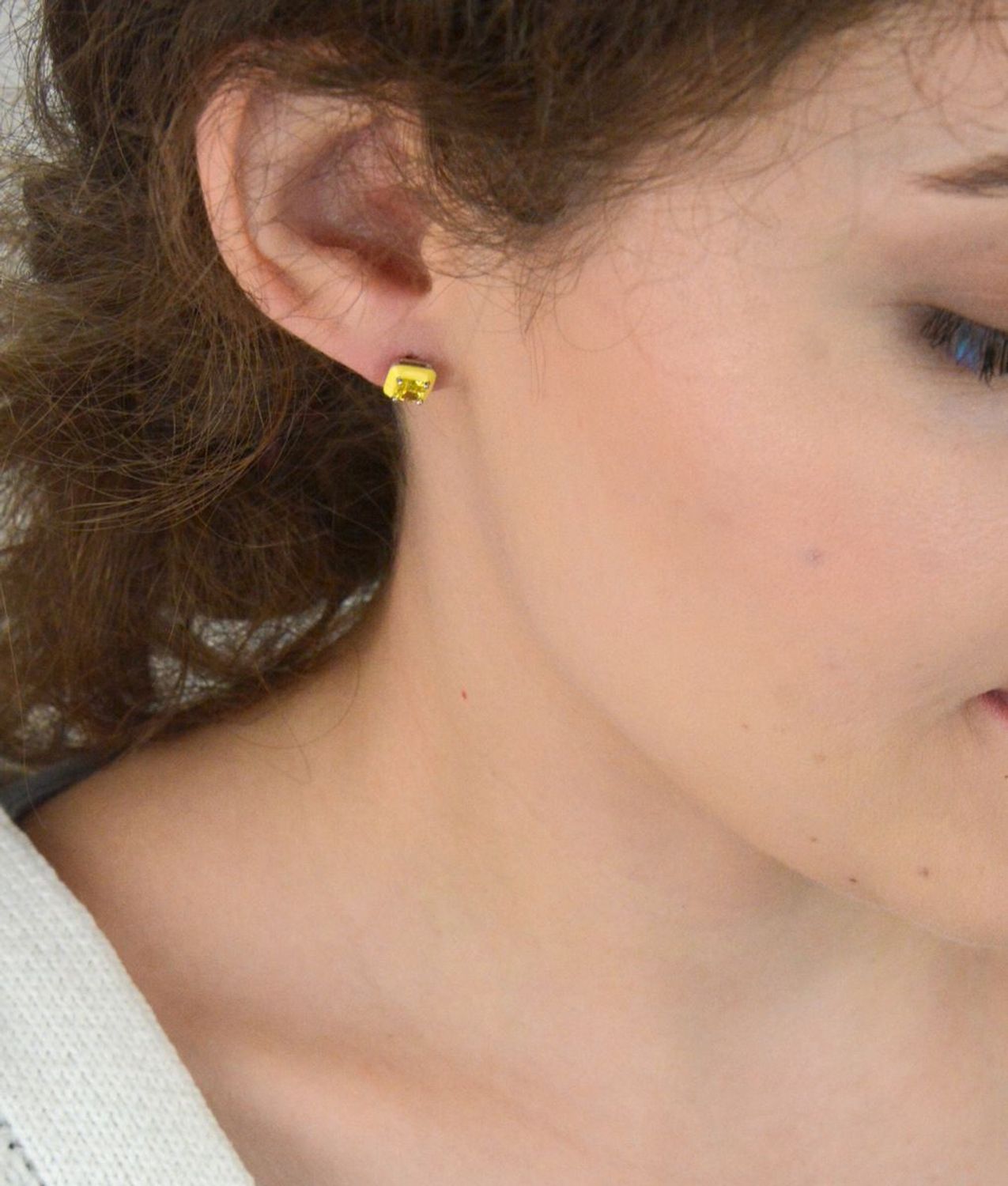 Kolczyki damskie ze srebra 925 w kształcie kwadracików, zdobione żółtą emalią i cyrkoniami. Waga 1,20 g, wielkość 7 mm, zapięcie na sztyft. Stylowe i lekkie.1.jpg