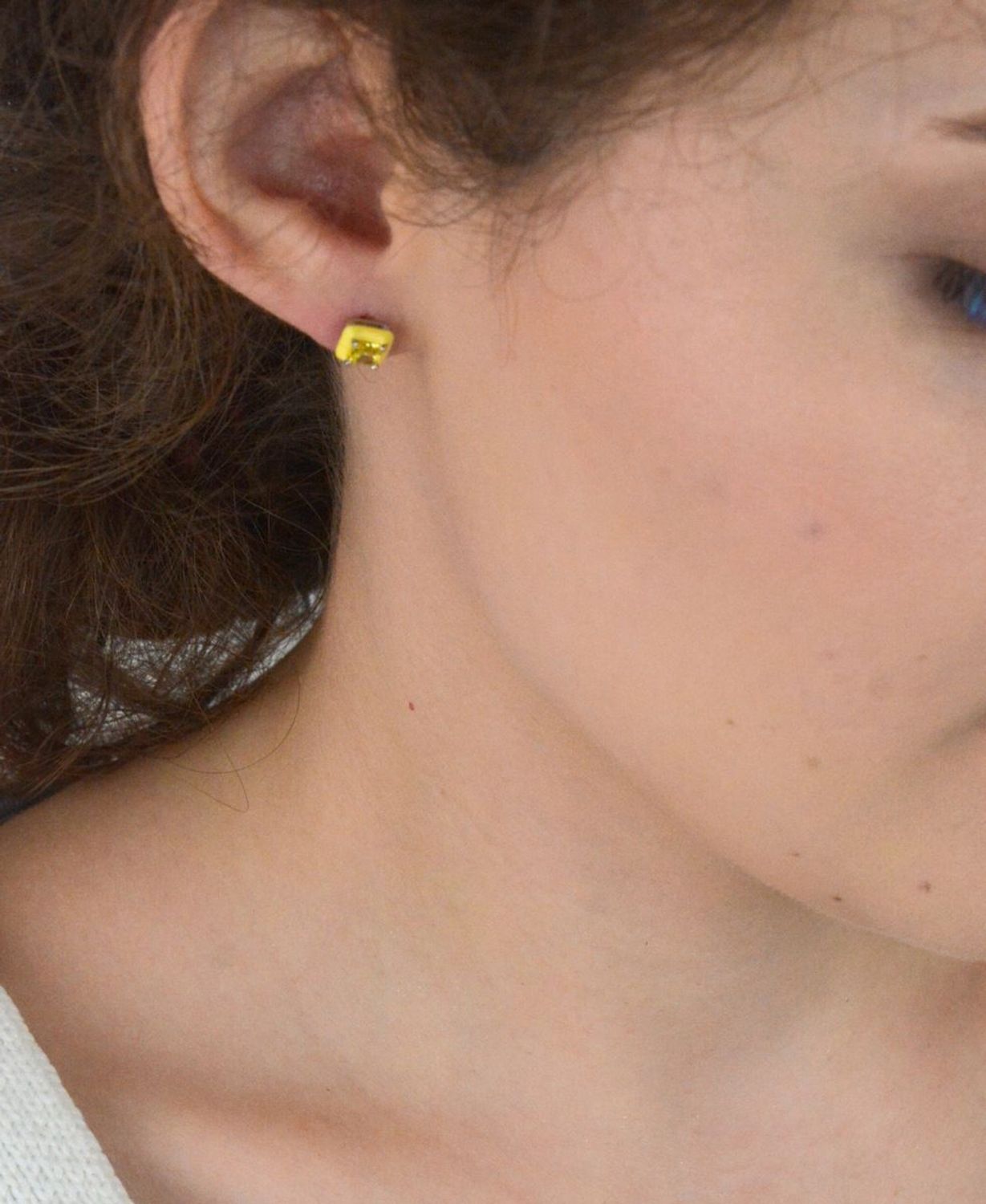 Kolczyki damskie ze srebra 925 w kształcie kwadracików, zdobione żółtą emalią i cyrkoniami. Waga 1,20 g, wielkość 7 mm, zapięcie na sztyft. Stylowe i lekkie.1.jpg