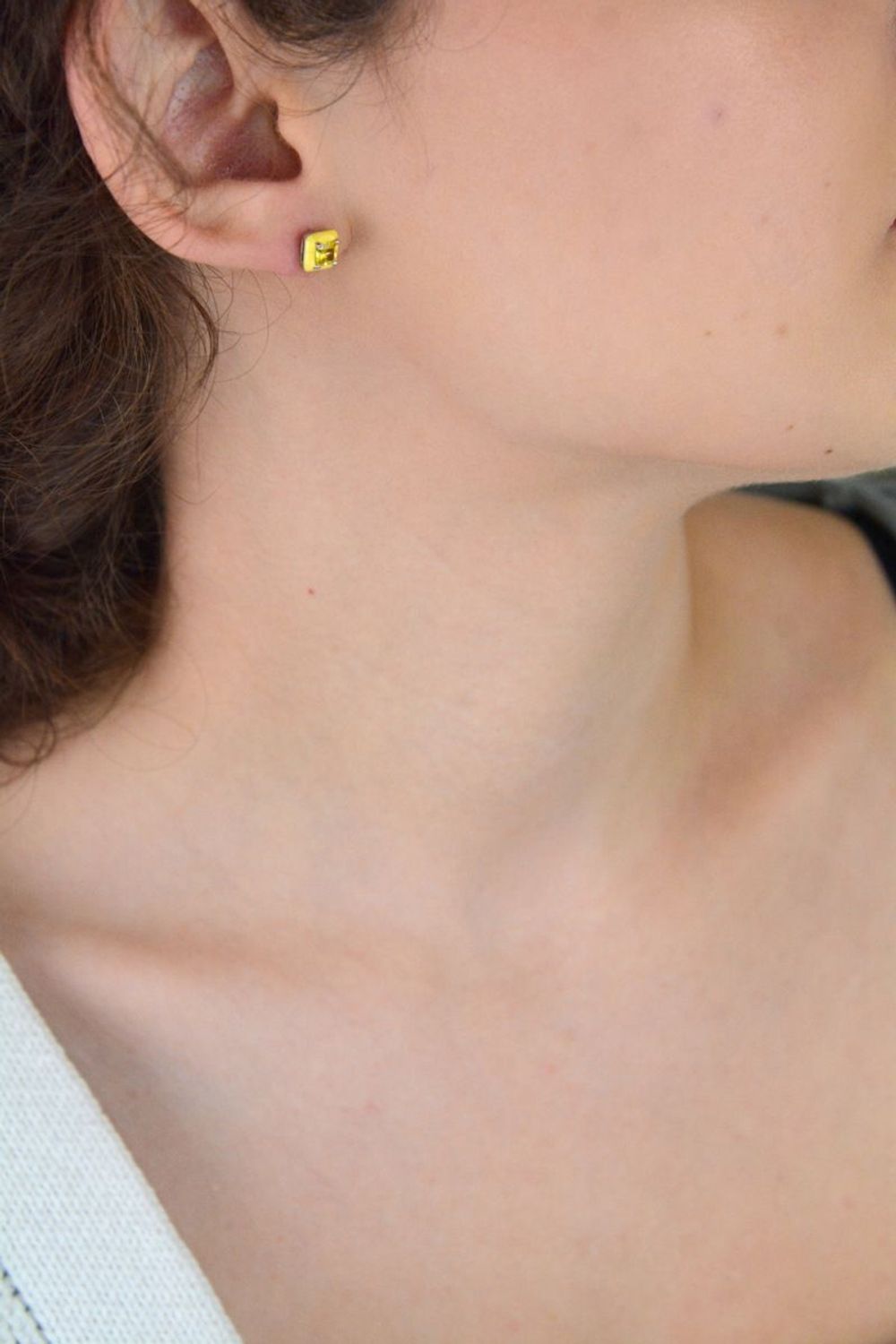 Kolczyki damskie ze srebra 925 w kształcie kwadracików, zdobione żółtą emalią i cyrkoniami. Waga 1,20 g, wielkość 7 mm, zapięcie na sztyft. Stylowe i lekkie.1.jpg