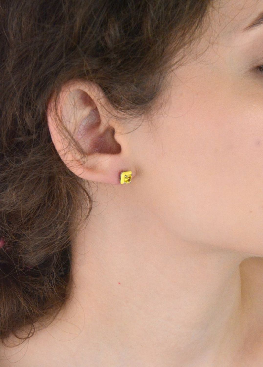 Kolczyki damskie ze srebra 925 w kształcie kwadracików, zdobione żółtą emalią i cyrkoniami. Waga 1,20 g, wielkość 7 mm, zapięcie na sztyft. Stylowe i lekkie.1.jpg