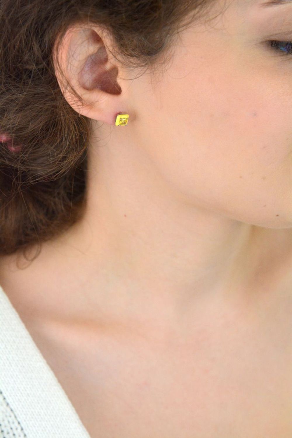 Kolczyki damskie ze srebra 925 w kształcie kwadracików, zdobione żółtą emalią i cyrkoniami. Waga 1,20 g, wielkość 7 mm, zapięcie na sztyft. Stylowe i lekkie.1.jpg
