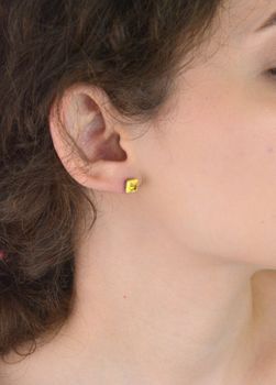 Kolczyki damskie ze srebra 925 w kształcie kwadracików, zdobione żółtą emalią i cyrkoniami. Waga 1,20 g, wielkość 7 mm, zapięcie na sztyft. Stylowe i lekkie (4).JPG