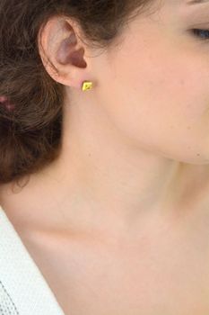 Kolczyki damskie ze srebra 925 w kształcie kwadracików, zdobione żółtą emalią i cyrkoniami. Waga 1,20 g, wielkość 7 mm, zapięcie na sztyft. Stylowe i lekkie (5).JPG