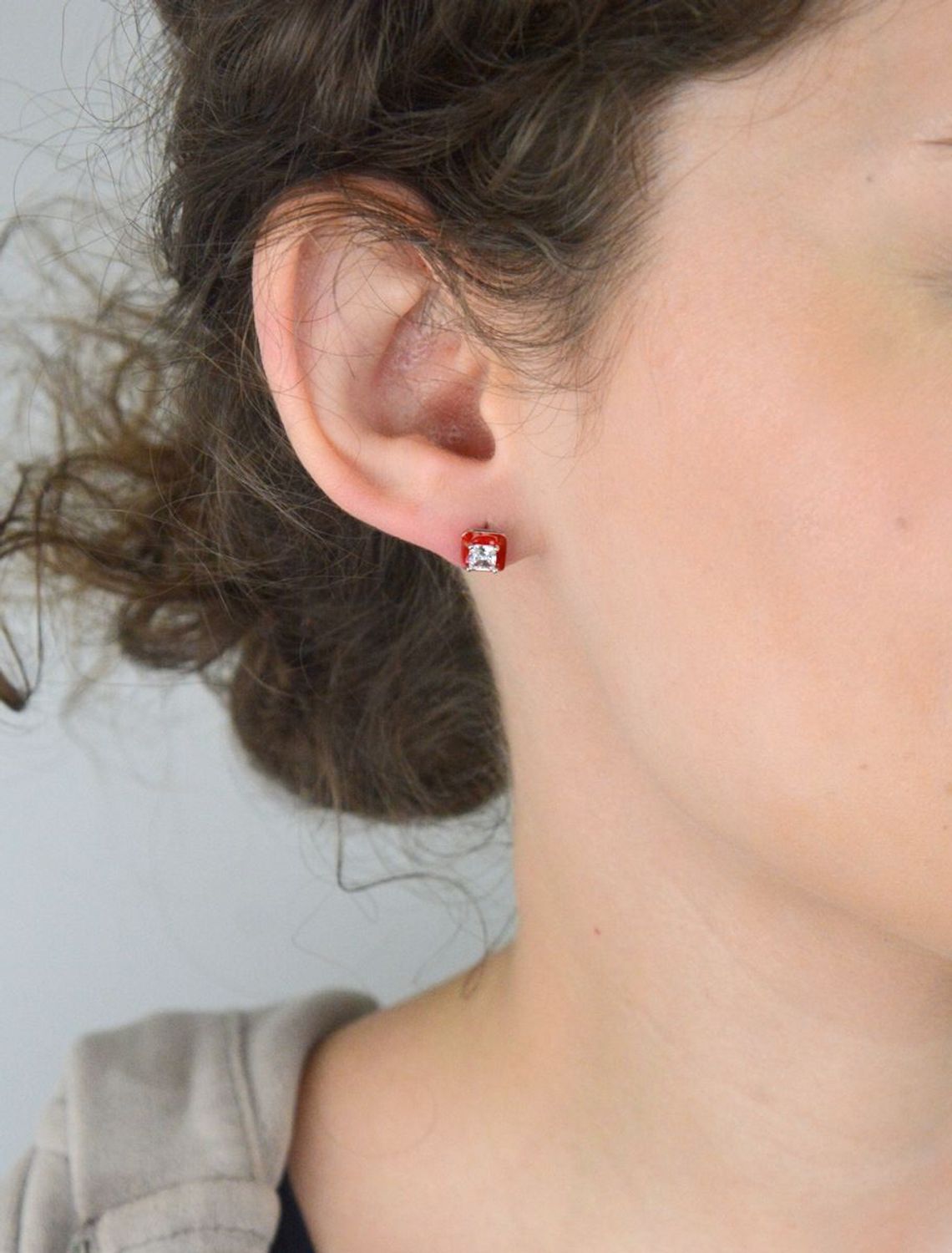 Eleganckie kolczyki damskie ze srebra próby 925 w kształcie kwadracików. Zdobione czerwoną emalią i białą cyrkonią. Model DIA-KLC-10942-925, 7 mm, zapięcie na sztyft.1.jpg