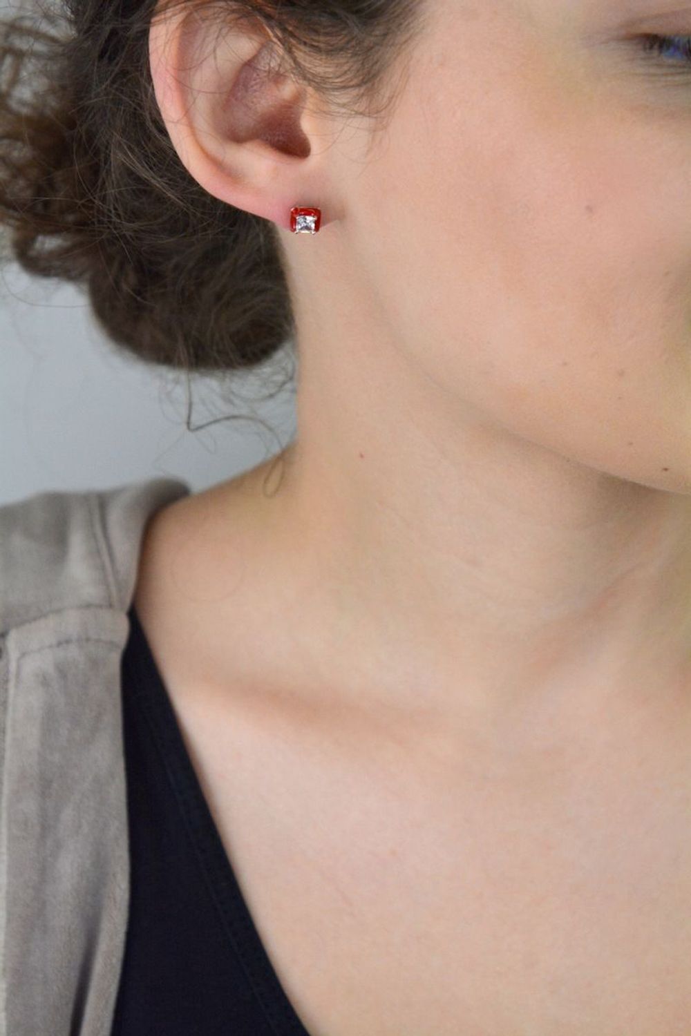 Eleganckie kolczyki damskie ze srebra próby 925 w kształcie kwadracików. Zdobione czerwoną emalią i białą cyrkonią. Model DIA-KLC-10942-925, 7 mm, zapięcie na sztyft.1.jpg