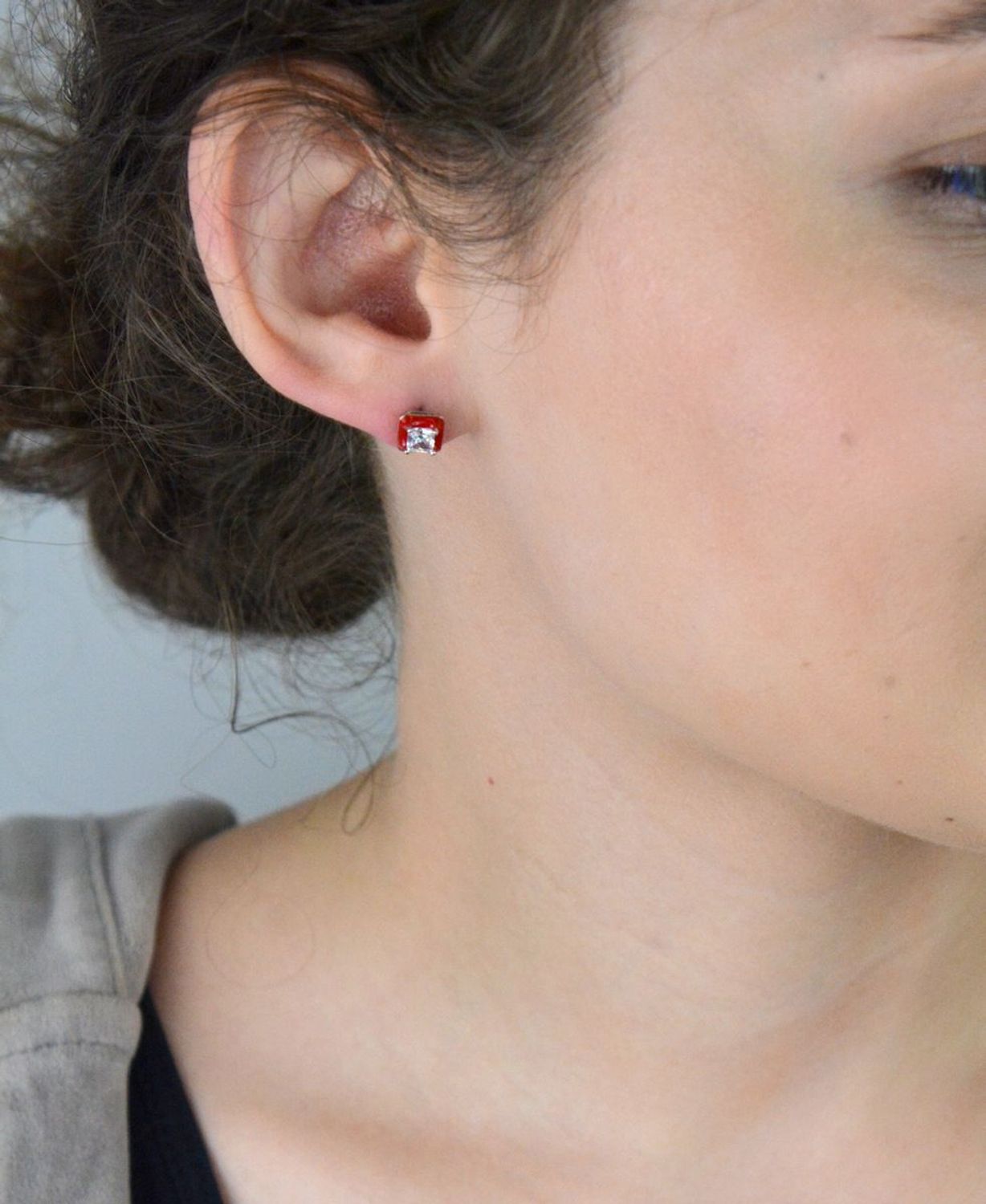 Eleganckie kolczyki damskie ze srebra próby 925 w kształcie kwadracików. Zdobione czerwoną emalią i białą cyrkonią. Model DIA-KLC-10942-925, 7 mm, zapięcie na sztyft.1.jpg