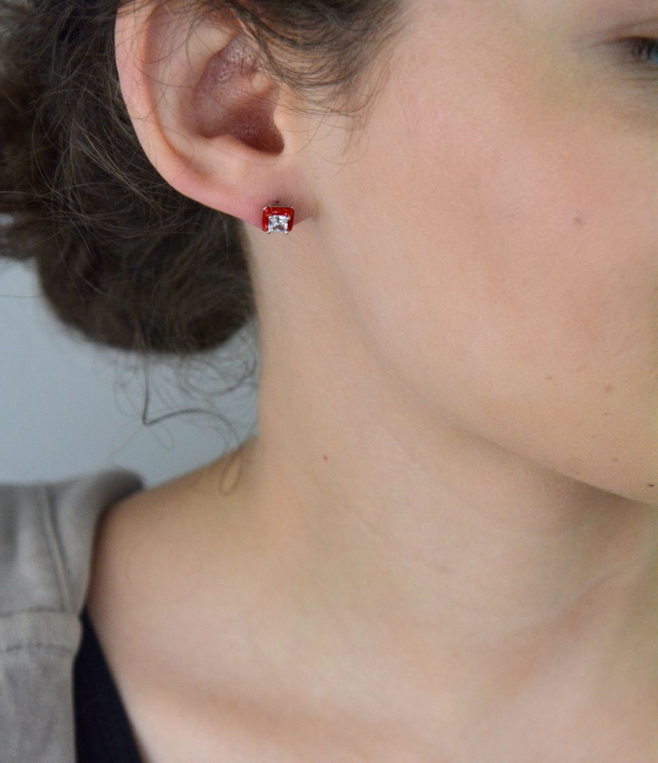 Eleganckie kolczyki damskie ze srebra próby 925 w kształcie kwadracików. Zdobione czerwoną emalią i białą cyrkonią. Model DIA-KLC-10942-925, 7 mm, zapięcie na sztyft.1.jpg