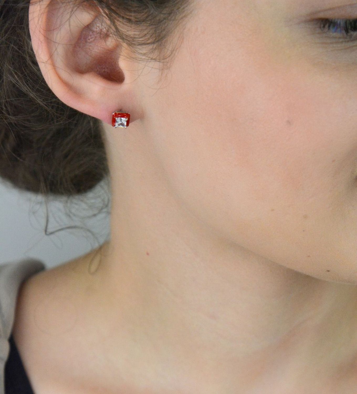 Eleganckie kolczyki damskie ze srebra próby 925 w kształcie kwadracików. Zdobione czerwoną emalią i białą cyrkonią. Model DIA-KLC-10942-925, 7 mm, zapięcie na sztyft.1.jpg