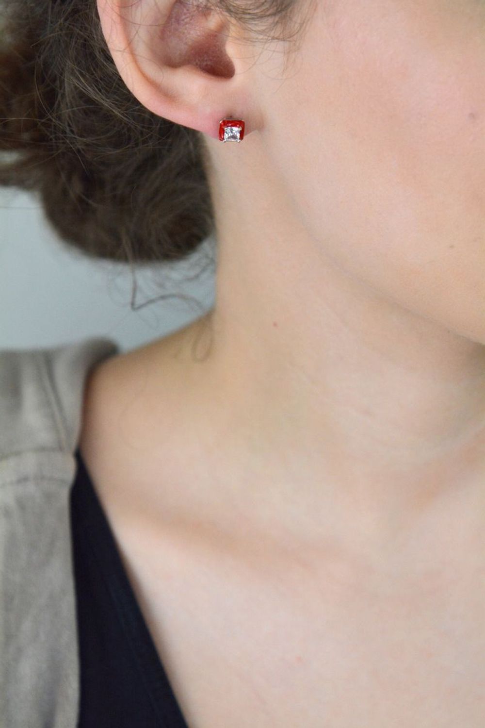 Eleganckie kolczyki damskie ze srebra próby 925 w kształcie kwadracików. Zdobione czerwoną emalią i białą cyrkonią. Model DIA-KLC-10942-925, 7 mm, zapięcie na sztyft.1.jpg