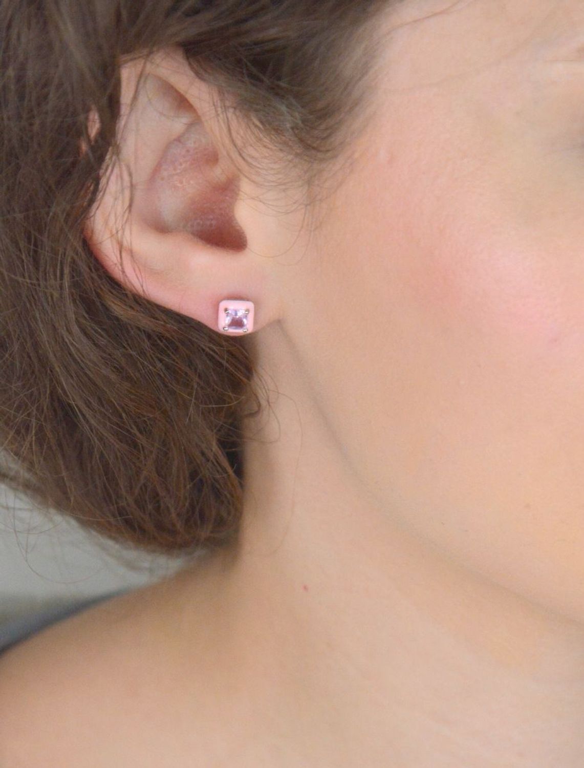 Subtelne kolczyki srebrne próby 925 w kształcie kwadracików. Ozdobione różową emalią i cyrkonią. Model DIA-KLC-10943-925 – waga 1,20 g, wielkość 7 mm, zapięcie na sztyft.1.jpg