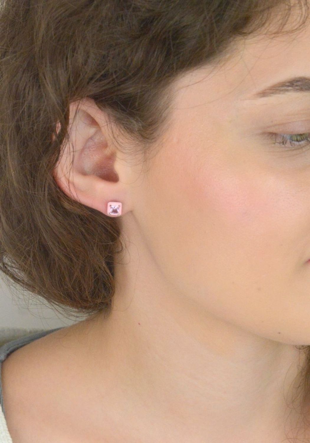 Subtelne kolczyki srebrne próby 925 w kształcie kwadracików. Ozdobione różową emalią i cyrkonią. Model DIA-KLC-10943-925 – waga 1,20 g, wielkość 7 mm, zapięcie na sztyft.1.jpg