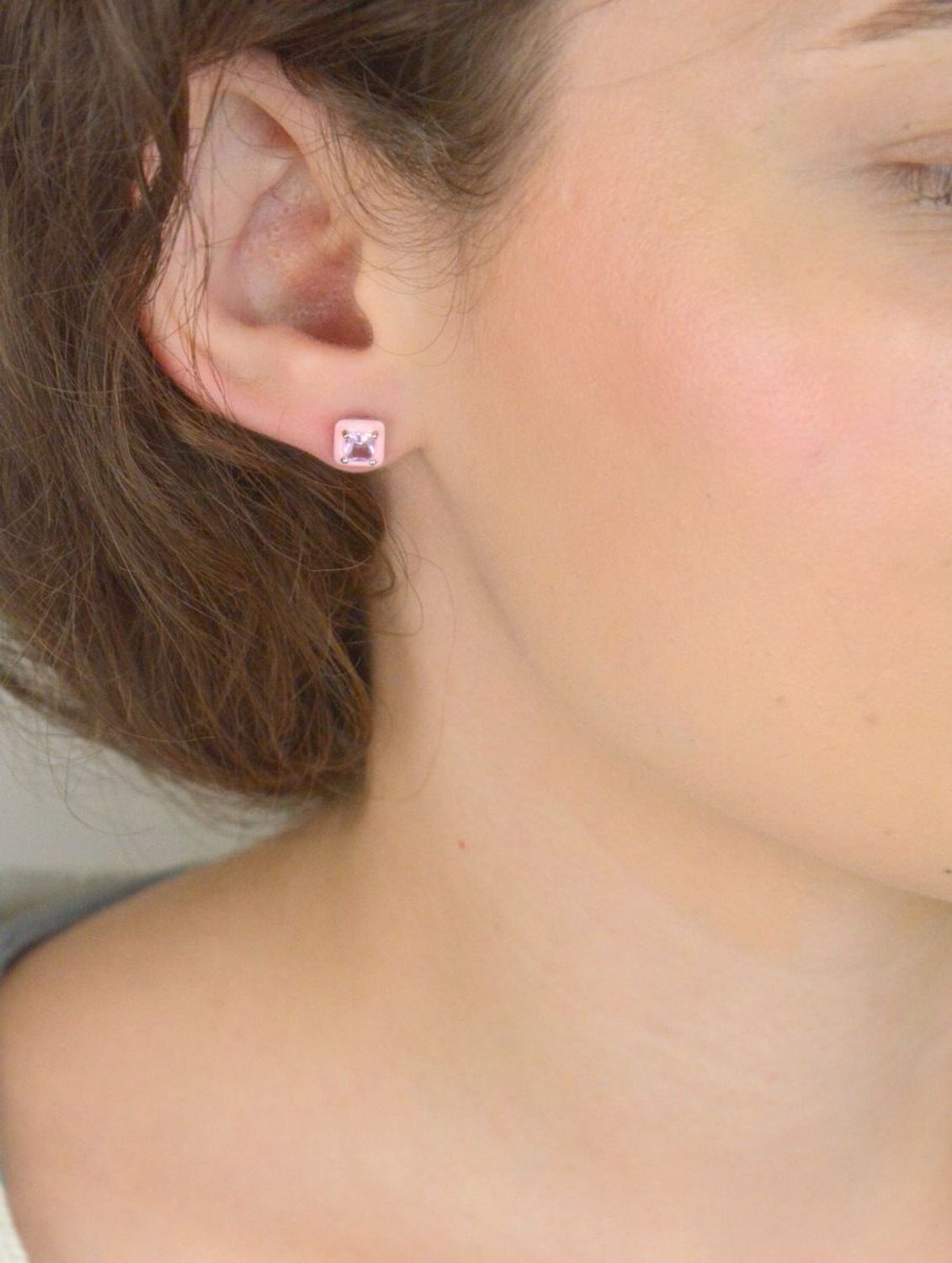 Subtelne kolczyki srebrne próby 925 w kształcie kwadracików. Ozdobione różową emalią i cyrkonią. Model DIA-KLC-10943-925 – waga 1,20 g, wielkość 7 mm, zapięcie na sztyft.1.jpg