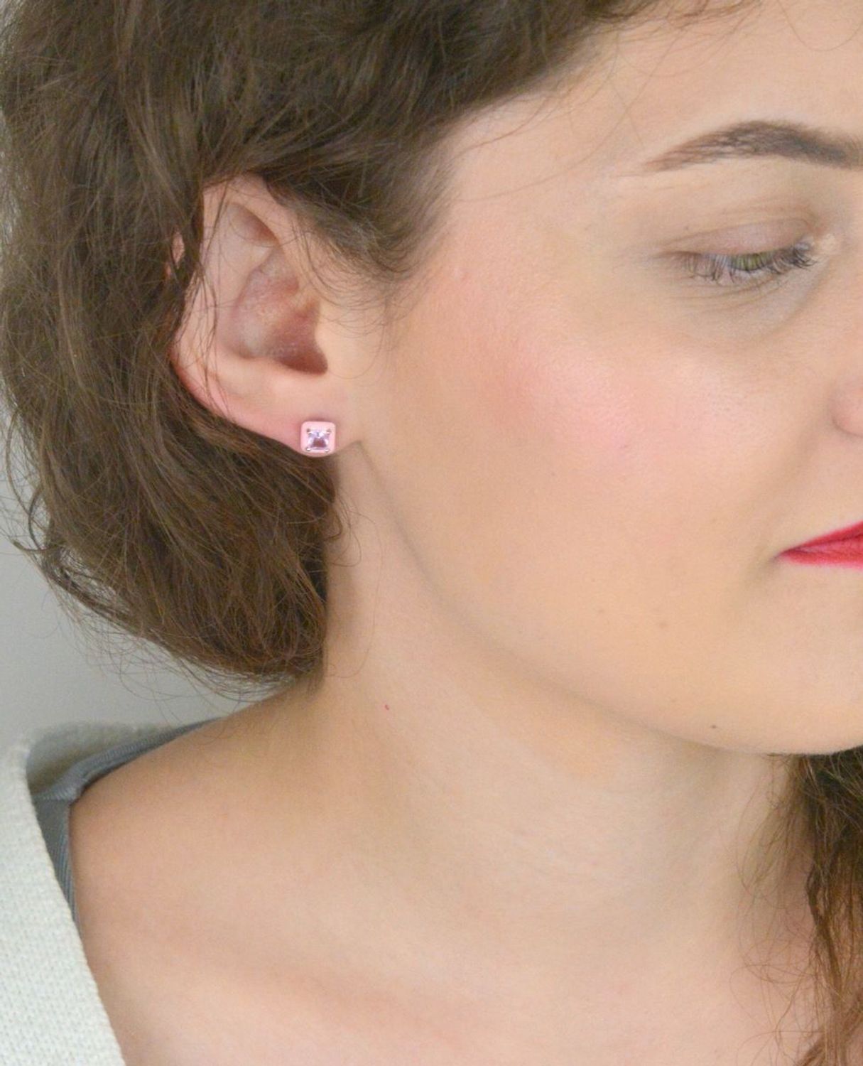 Subtelne kolczyki srebrne próby 925 w kształcie kwadracików. Ozdobione różową emalią i cyrkonią. Model DIA-KLC-10943-925 – waga 1,20 g, wielkość 7 mm, zapięcie na sztyft.1.jpg