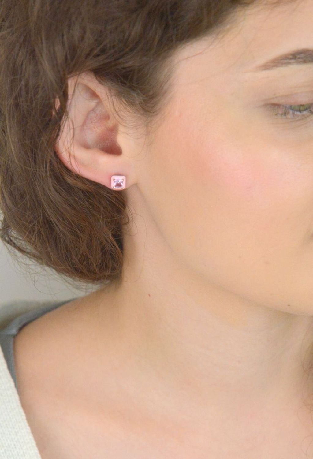 Subtelne kolczyki srebrne próby 925 w kształcie kwadracików. Ozdobione różową emalią i cyrkonią. Model DIA-KLC-10943-925 – waga 1,20 g, wielkość 7 mm, zapięcie na sztyft.1.jpg