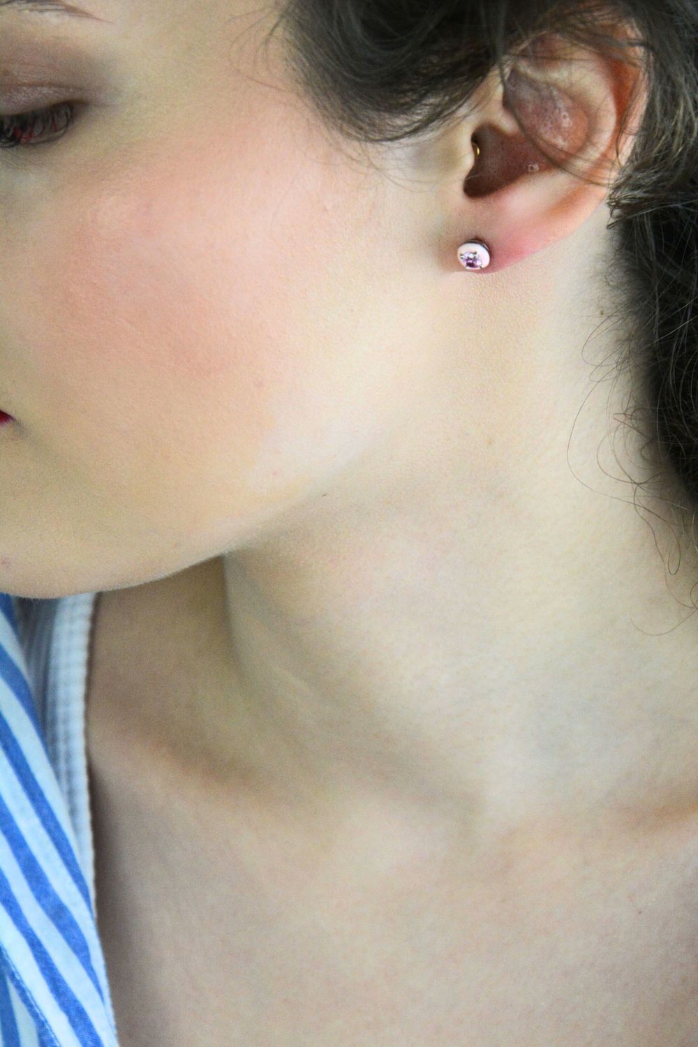 Delikatne srebrne kolczyki 925 z różową emalią i różową cyrkonią. Okrągłe, wielkość 7 mm, zapięcie na sztyft, waga 1,00 g. Stylowy i kobiecy dodatek idealny na co dzień i na prezent.1.jpg