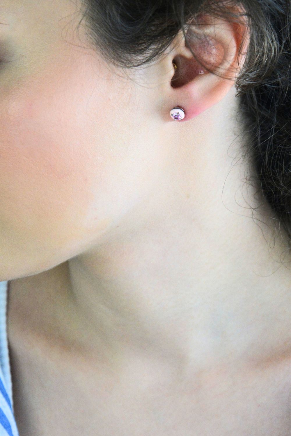 Delikatne srebrne kolczyki 925 z różową emalią i różową cyrkonią. Okrągłe, wielkość 7 mm, zapięcie na sztyft, waga 1,00 g. Stylowy i kobiecy dodatek idealny na co dzień i na prezent.1.jpg