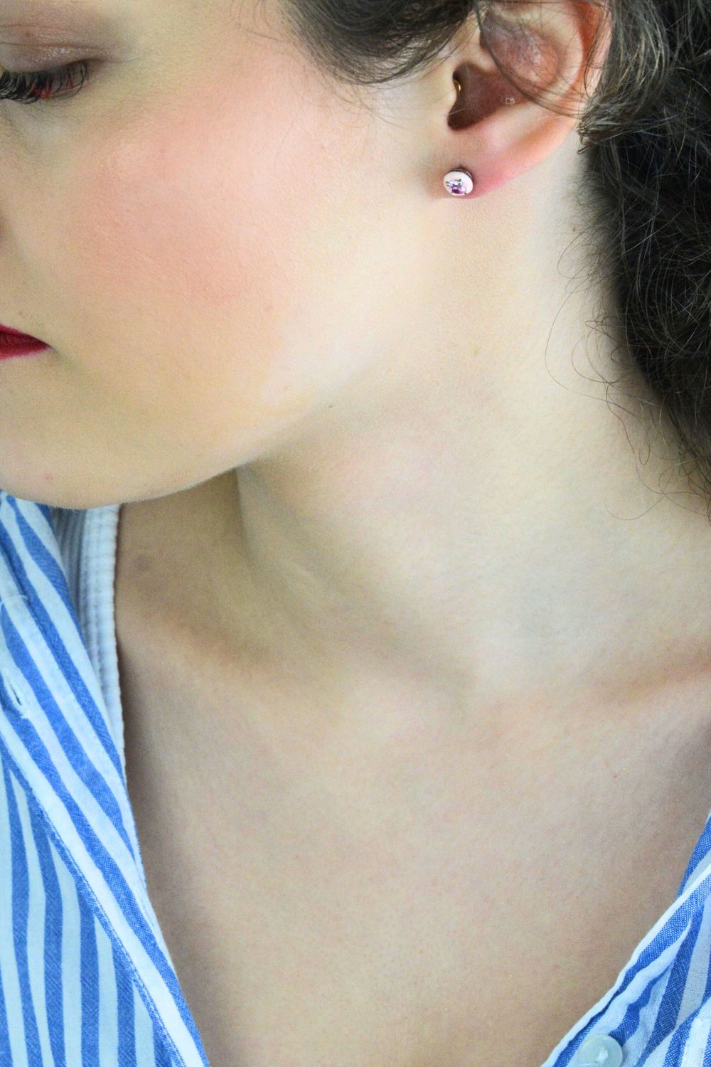 Delikatne srebrne kolczyki 925 z różową emalią i różową cyrkonią. Okrągłe, wielkość 7 mm, zapięcie na sztyft, waga 1,00 g. Stylowy i kobiecy dodatek idealny na co dzień i na prezent.1.jpg