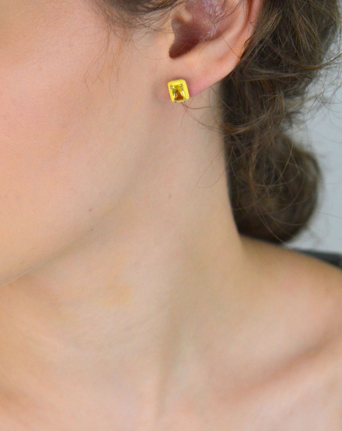 Srebrne kolczyki damskie próby 925 w kształcie prostokątów. Zdobione żółtą cyrkonią i emalią. Zapięcie na sztyft, waga 1,50 g, model DIA-KLC-10948-925. Radosna biżuteria na co dzień ☀️1.jpg