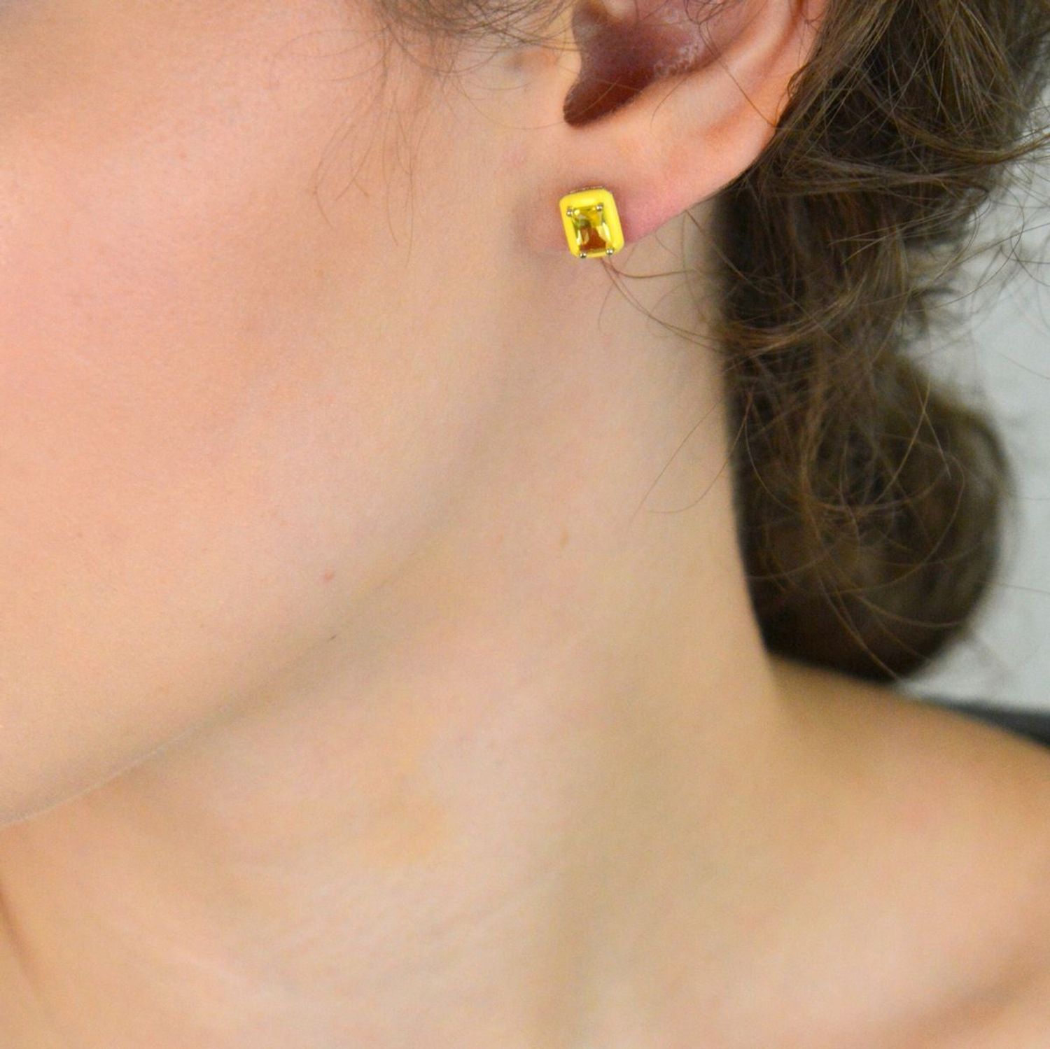 Srebrne kolczyki damskie próby 925 w kształcie prostokątów. Zdobione żółtą cyrkonią i emalią. Zapięcie na sztyft, waga 1,50 g, model DIA-KLC-10948-925. Radosna biżuteria na co dzień ☀️1.jpg