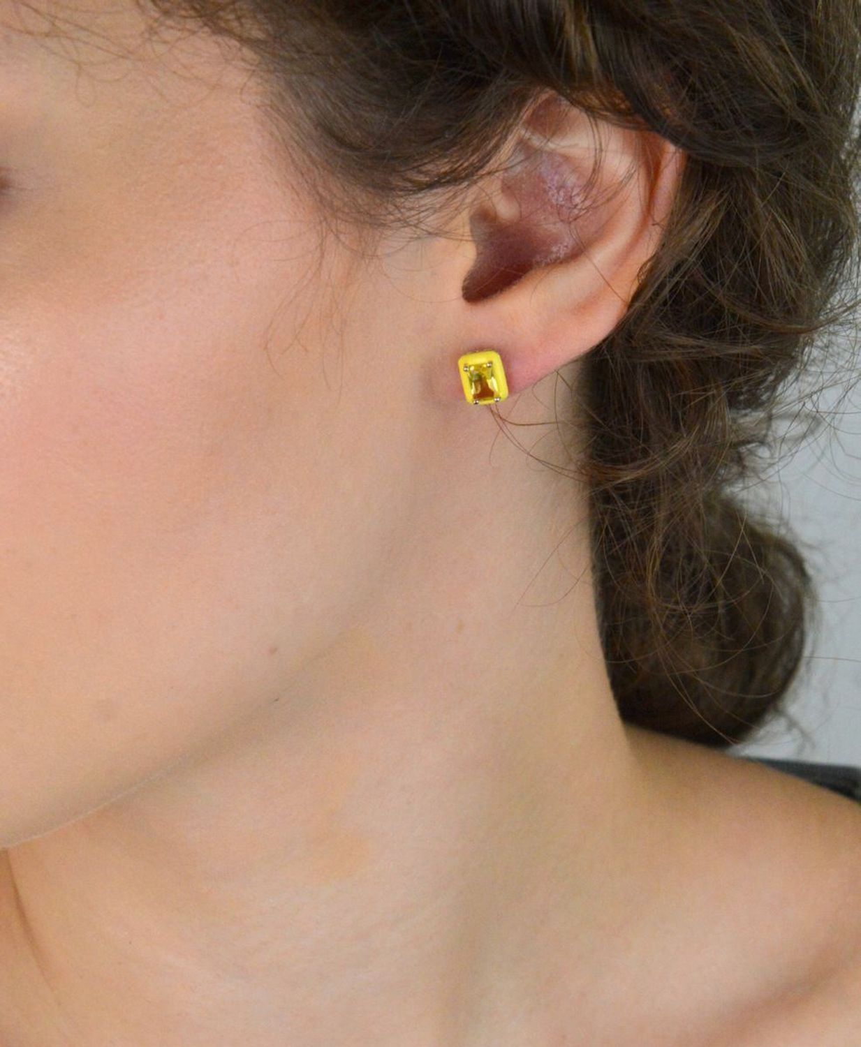 Srebrne kolczyki damskie próby 925 w kształcie prostokątów. Zdobione żółtą cyrkonią i emalią. Zapięcie na sztyft, waga 1,50 g, model DIA-KLC-10948-925. Radosna biżuteria na co dzień ☀️1.jpg