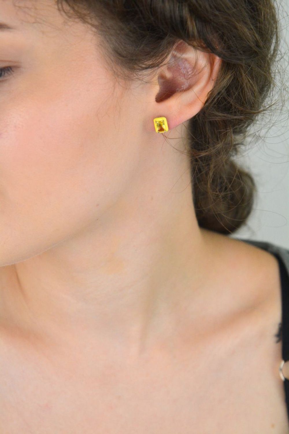 Srebrne kolczyki damskie próby 925 w kształcie prostokątów. Zdobione żółtą cyrkonią i emalią. Zapięcie na sztyft, waga 1,50 g, model DIA-KLC-10948-925. Radosna biżuteria na co dzień ☀️1.jpg