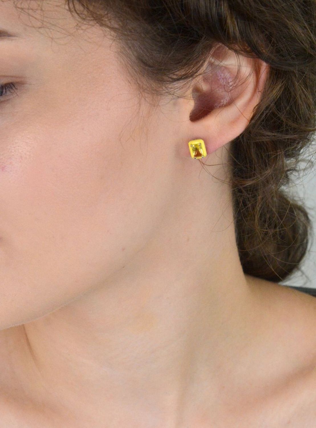 Srebrne kolczyki damskie próby 925 w kształcie prostokątów. Zdobione żółtą cyrkonią i emalią. Zapięcie na sztyft, waga 1,50 g, model DIA-KLC-10948-925. Radosna biżuteria na co dzień ☀️1.jpg