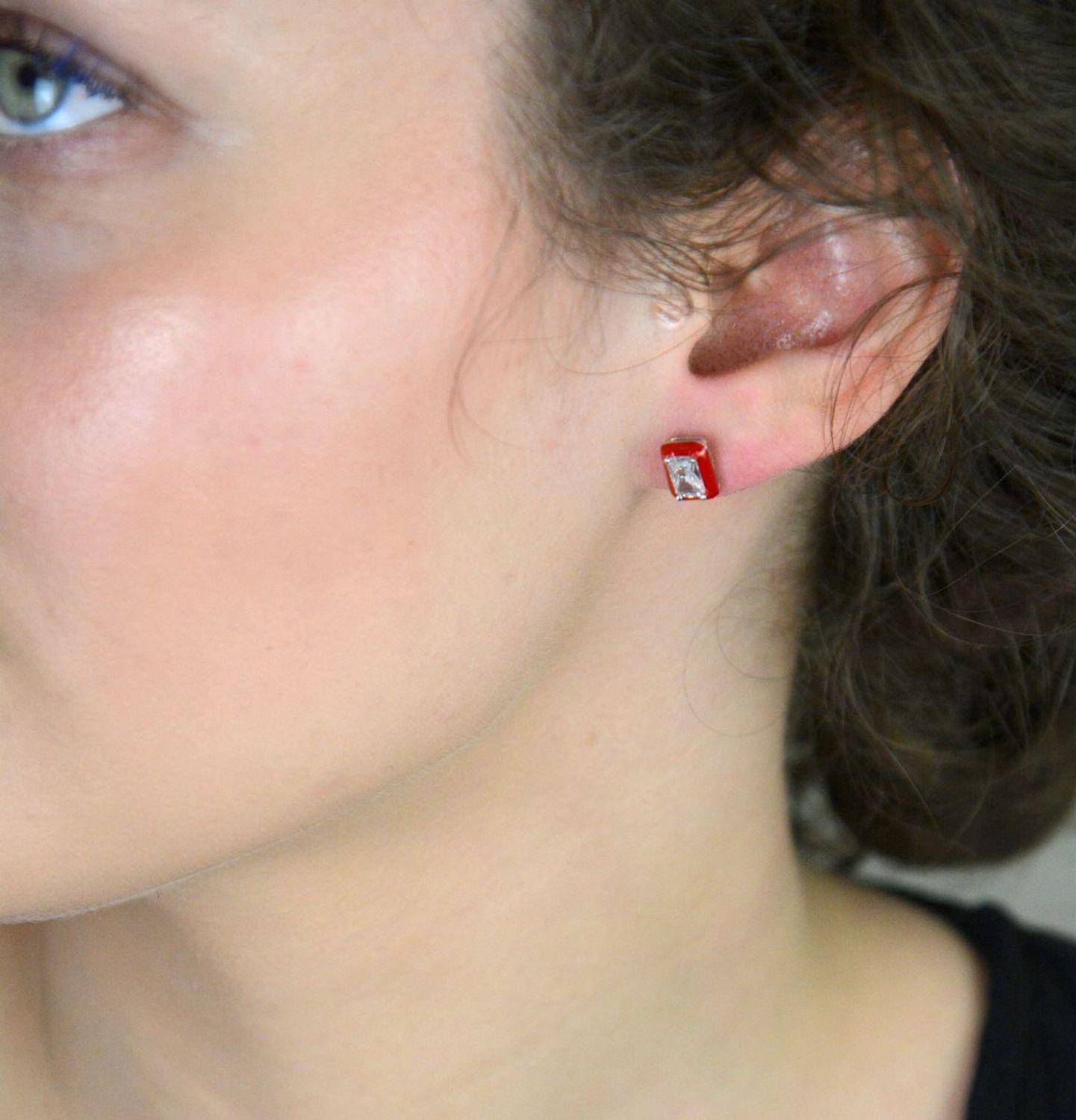 Srebrne kolczyki damskie wkrętki 925 czerwone prostokąty.jpg