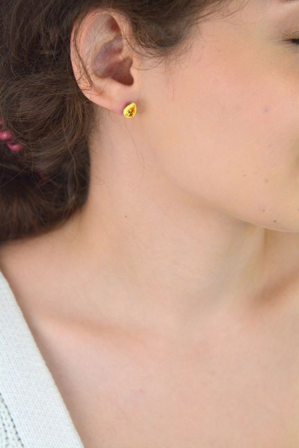 Kolczyki damskie srebrne próby 925 w kształcie łezki, zdobione żółtą cyrkonią i emalią. Model DIA-KLC-10953-925. Lekkie, eleganckie, 1,30 g, zapięcie na sztyft.1.jpg