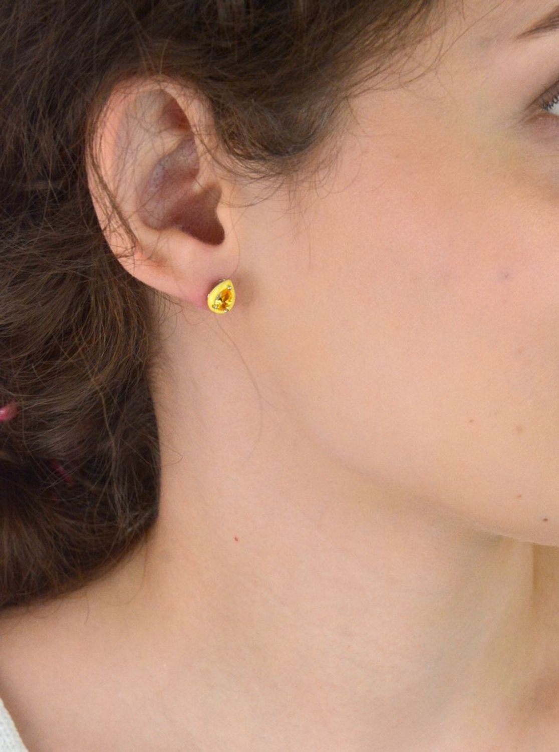 Kolczyki damskie srebrne próby 925 w kształcie łezki, zdobione żółtą cyrkonią i emalią. Model DIA-KLC-10953-925. Lekkie, eleganckie, 1,30 g, zapięcie na sztyft.1.jpg