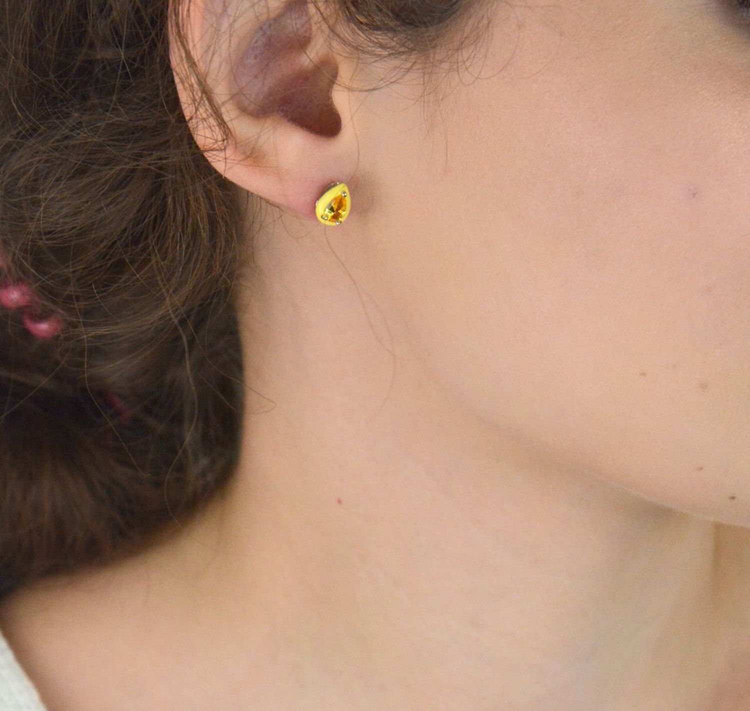 Kolczyki damskie srebrne próby 925 w kształcie łezki, zdobione żółtą cyrkonią i emalią. Model DIA-KLC-10953-925. Lekkie, eleganckie, 1,30 g, zapięcie na sztyft.1.jpg