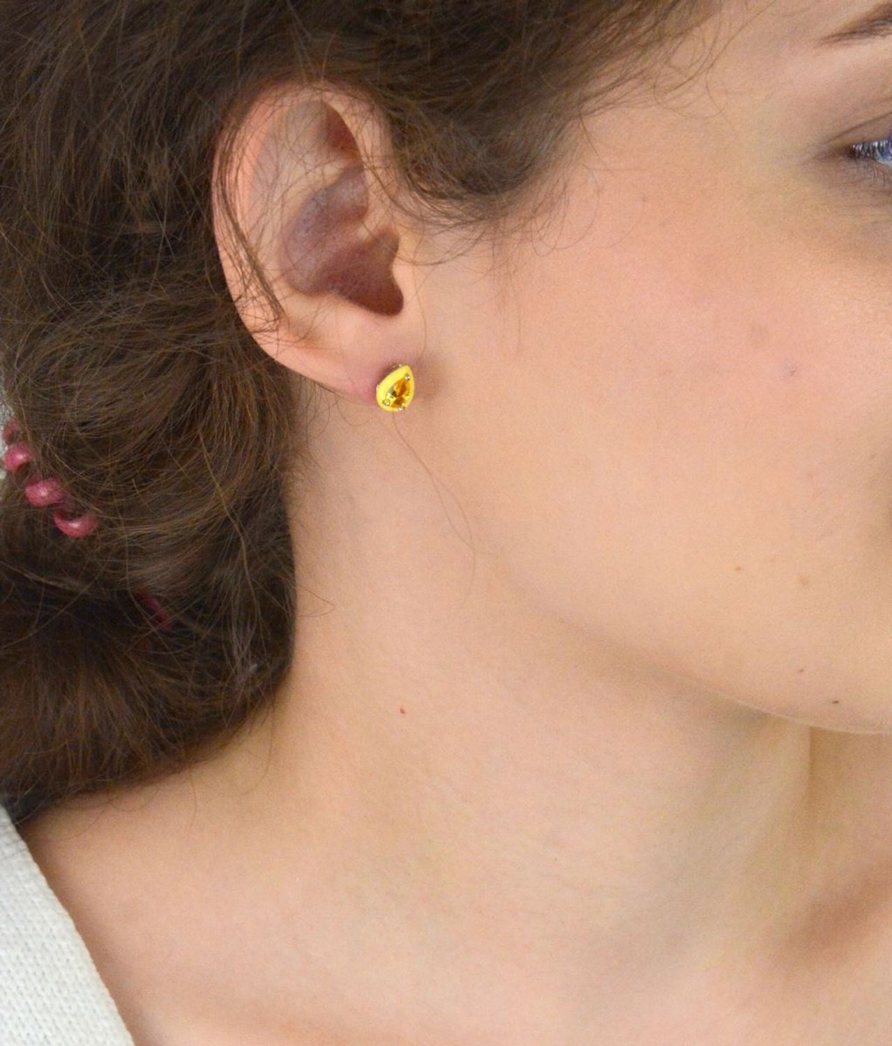 Kolczyki damskie srebrne próby 925 w kształcie łezki, zdobione żółtą cyrkonią i emalią. Model DIA-KLC-10953-925. Lekkie, eleganckie, 1,30 g, zapięcie na sztyft.1.jpg