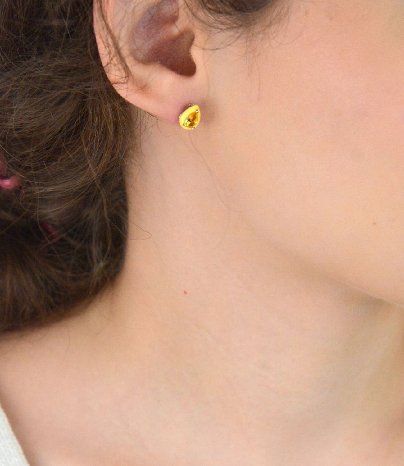 Kolczyki damskie srebrne próby 925 w kształcie łezki, zdobione żółtą cyrkonią i emalią. Model DIA-KLC-10953-925. Lekkie, eleganckie, 1,30 g, zapięcie na sztyft.1.jpg