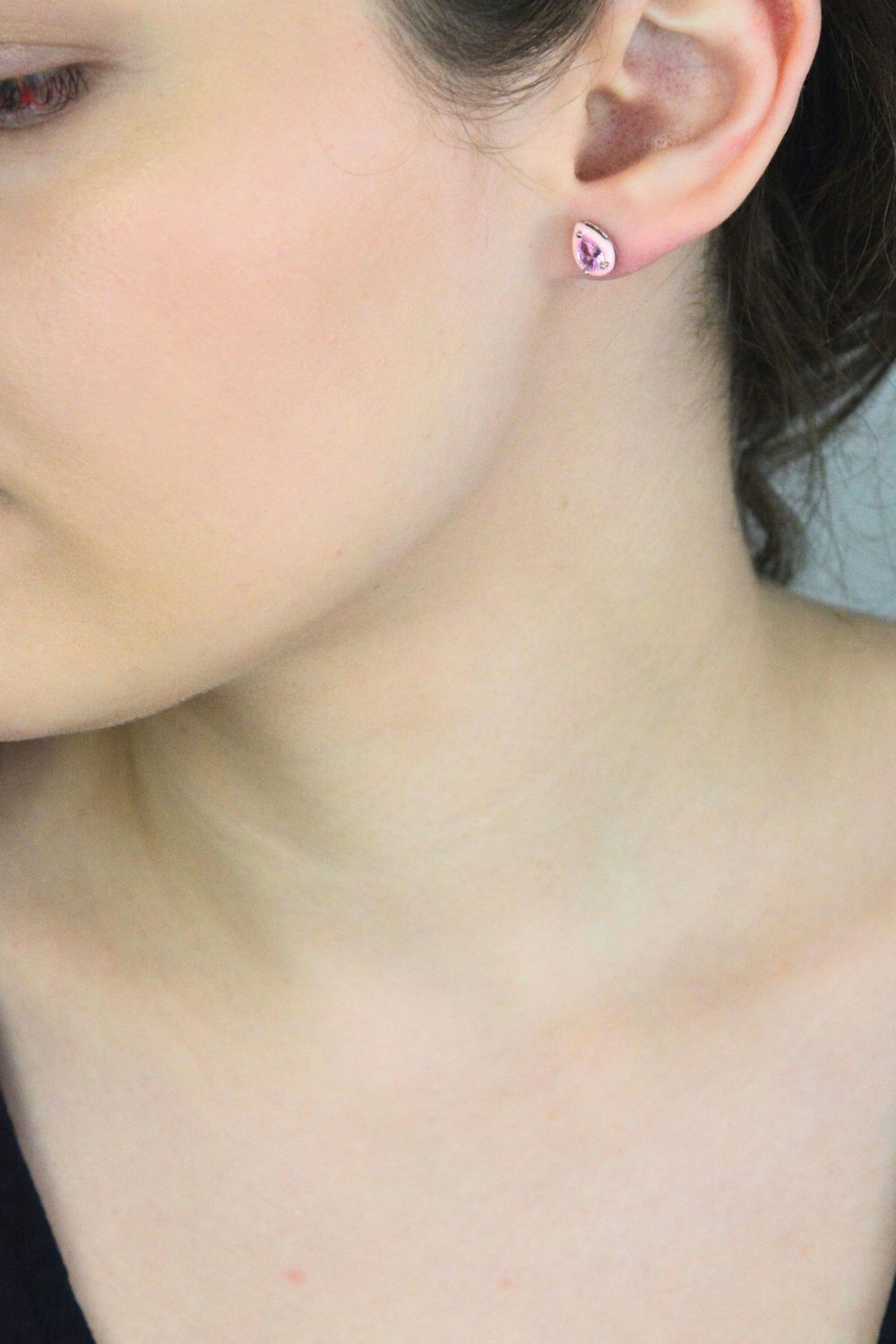 Romantyczne srebrne kolczyki z różową emalią i cyrkonią w kształcie łzy, wykonane ze srebra próby 925. Delikatny, kobiecy dodatek do codziennych i eleganckich stylizacji.1.jpg