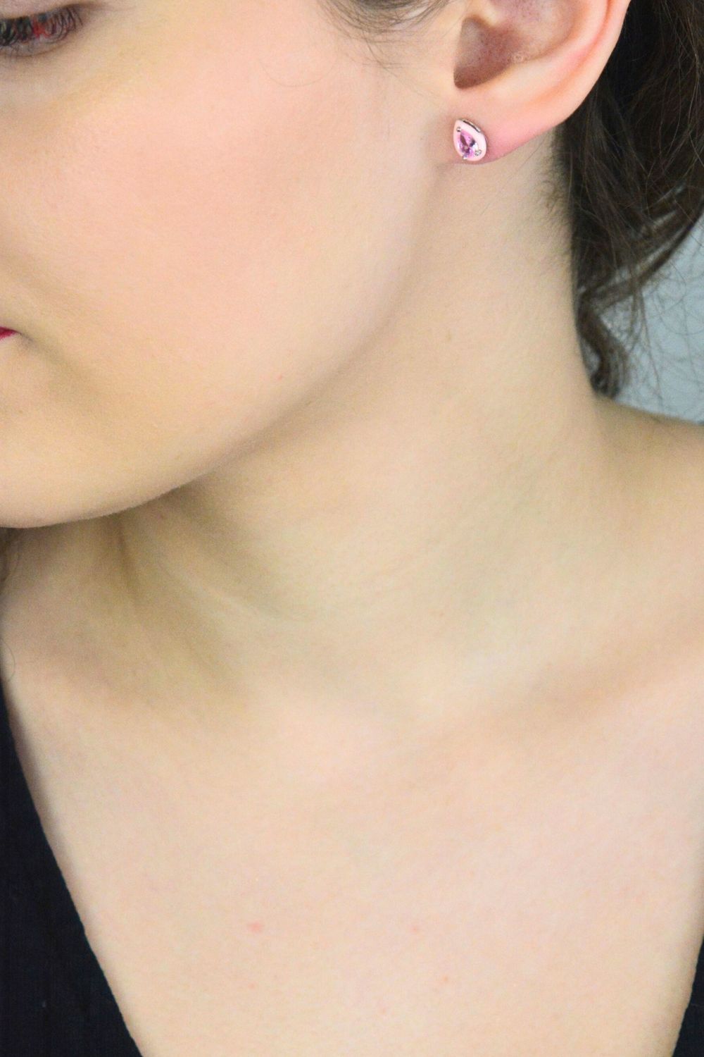 Romantyczne srebrne kolczyki z różową emalią i cyrkonią w kształcie łzy, wykonane ze srebra próby 925. Delikatny, kobiecy dodatek do codziennych i eleganckich stylizacji.1.jpg