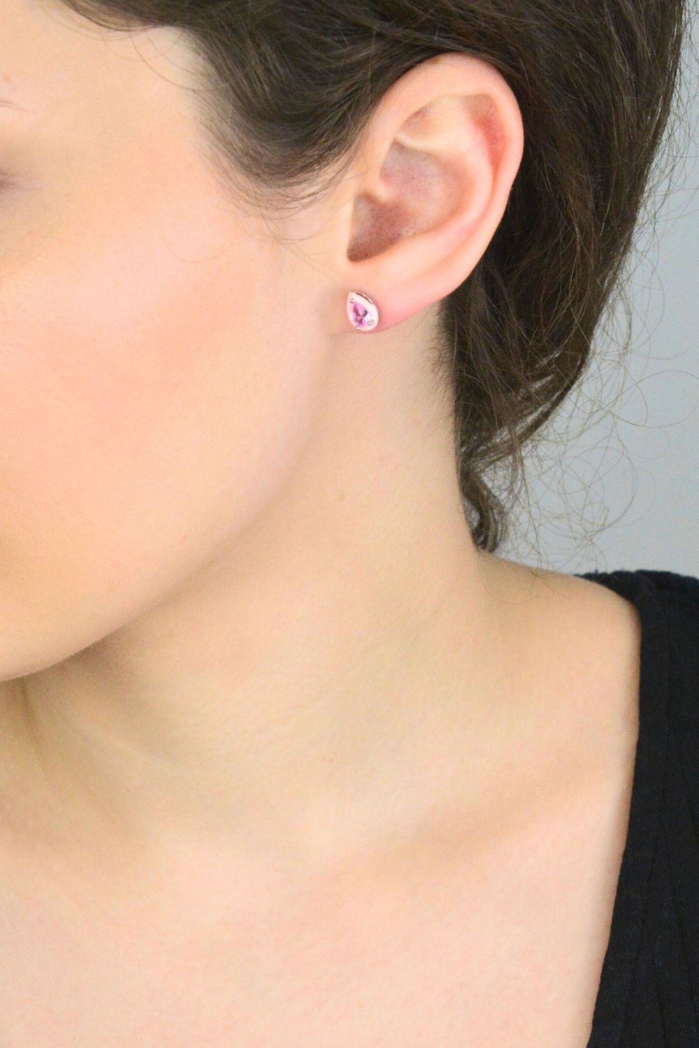 Romantyczne srebrne kolczyki z różową emalią i cyrkonią w kształcie łzy, wykonane ze srebra próby 925. Delikatny, kobiecy dodatek do codziennych i eleganckich stylizacji.1.jpg