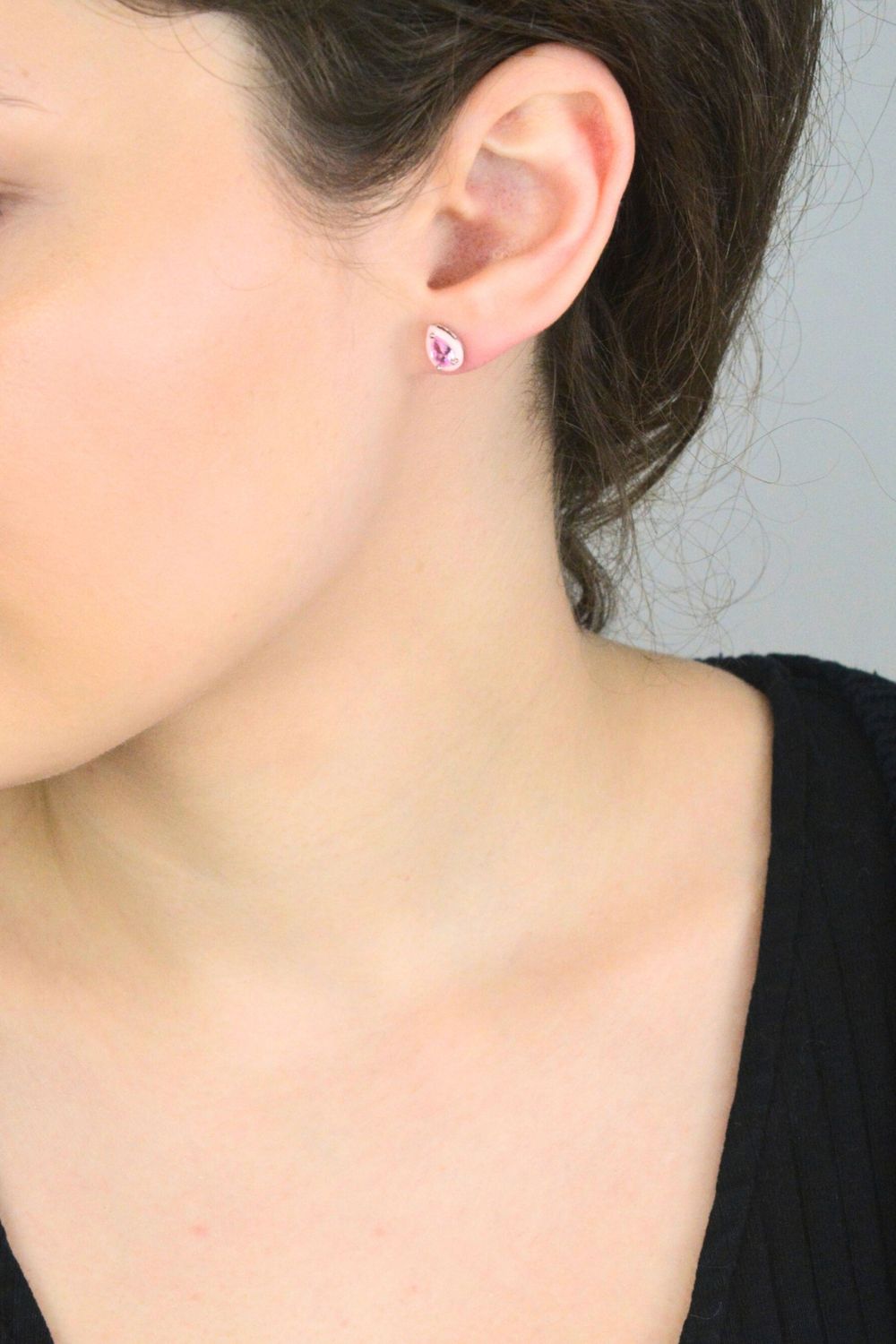 Romantyczne srebrne kolczyki z różową emalią i cyrkonią w kształcie łzy, wykonane ze srebra próby 925. Delikatny, kobiecy dodatek do codziennych i eleganckich stylizacji.1.jpg