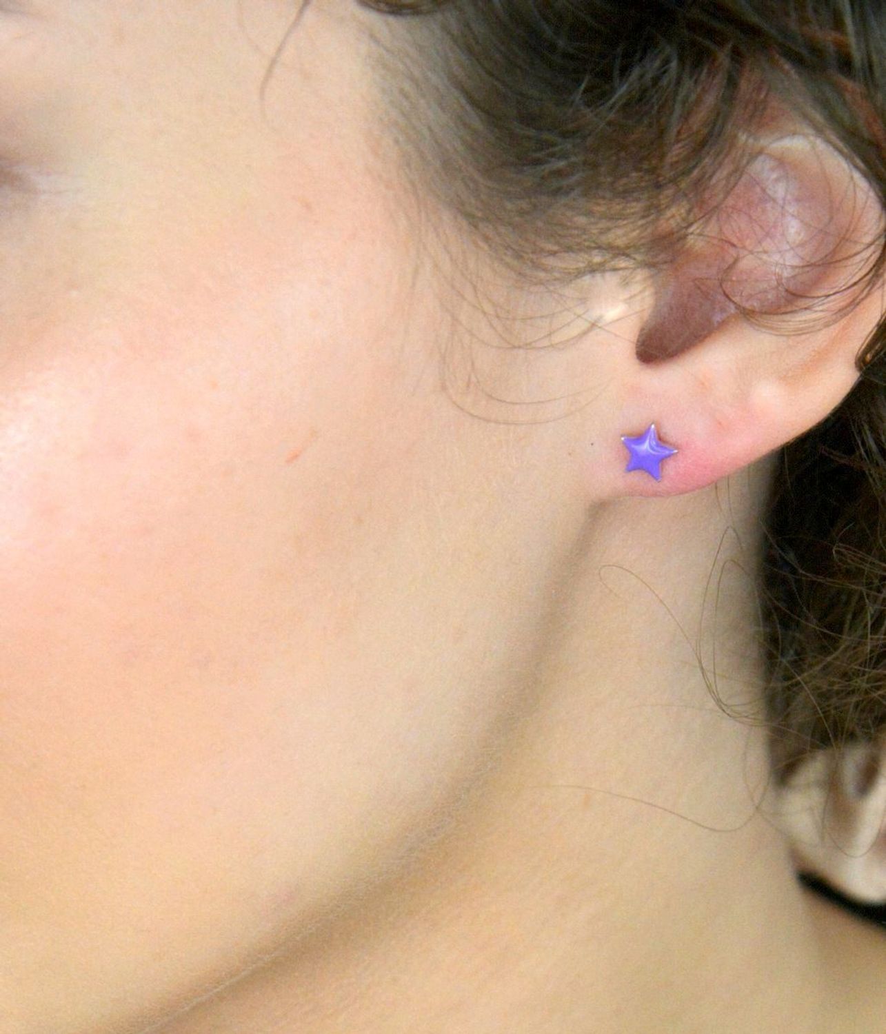 Kolczyki srebrne fioletowe gwiazdki, próba 925 DIA-KLC-10958-925. Dziecięca srebrna biżuteria będzie idealnym pomysłem na prezent. Kolorowe kolczyki dla dziewczynki. 1.jpg