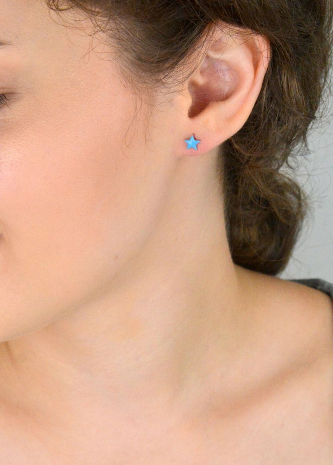 Kolczyki dziecięce srebrne 925 w kształcie gwiazdek z niebieską emalią. Model DIA-KLC-10960-925, wielkość 6 mm, waga 0,70 g, zapięcie na sztyft. Urocze i lekkie kolczyki dla dziewczynki.1.jpg