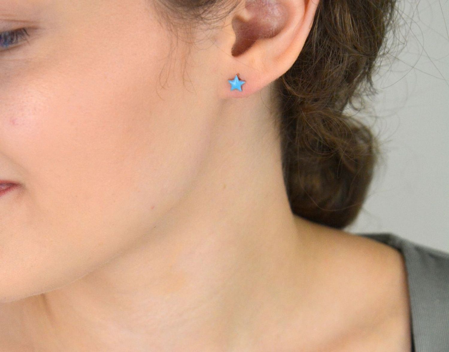 Kolczyki dziecięce srebrne 925 w kształcie gwiazdek z niebieską emalią. Model DIA-KLC-10960-925, wielkość 6 mm, waga 0,70 g, zapięcie na sztyft. Urocze i lekkie kolczyki dla dziewczynki.1.jpg