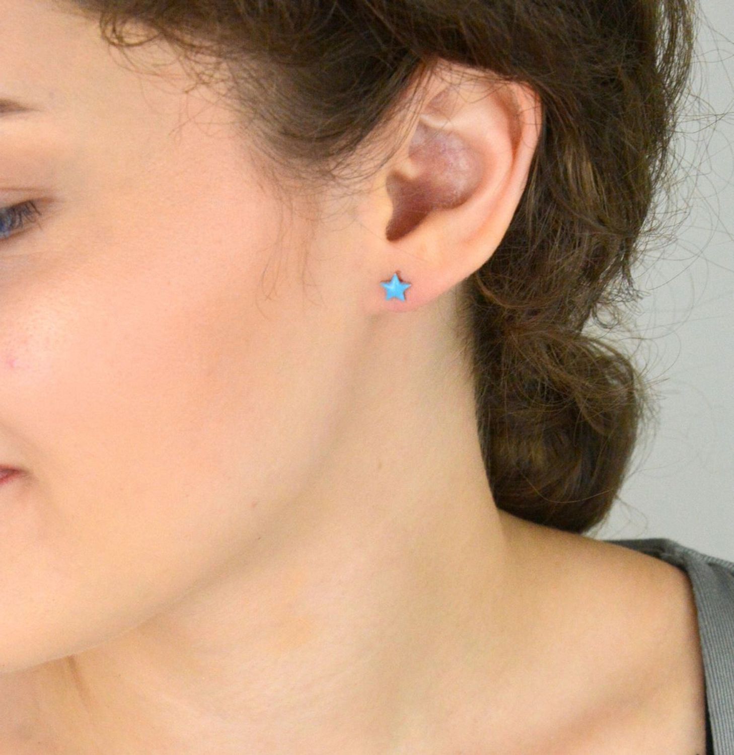 Kolczyki dziecięce srebrne 925 w kształcie gwiazdek z niebieską emalią. Model DIA-KLC-10960-925, wielkość 6 mm, waga 0,70 g, zapięcie na sztyft. Urocze i lekkie kolczyki dla dziewczynki.1.jpg