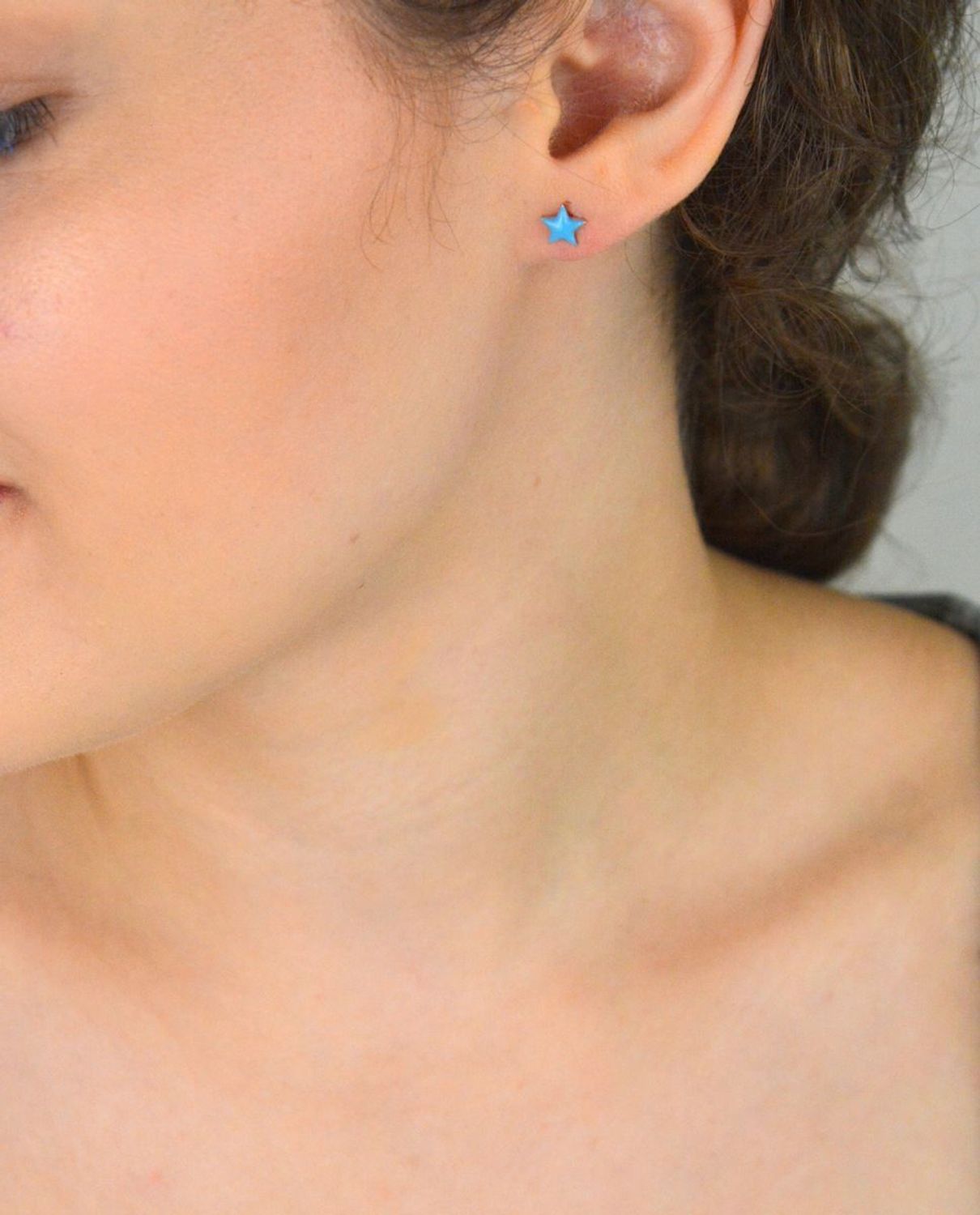 Kolczyki dziecięce srebrne 925 w kształcie gwiazdek z niebieską emalią. Model DIA-KLC-10960-925, wielkość 6 mm, waga 0,70 g, zapięcie na sztyft. Urocze i lekkie kolczyki dla dziewczynki.1.jpg