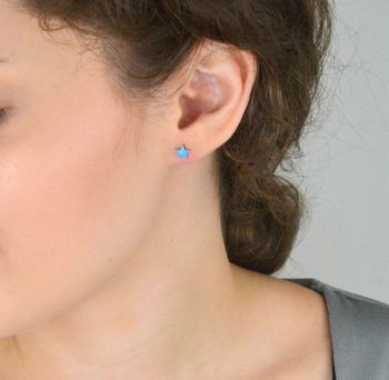 Kolczyki dziecięce srebrne 925 w kształcie gwiazdek z niebieską emalią. Model DIA-KLC-10960-925, wielkość 6 mm, waga 0,70 g, zapięcie na sztyft. Urocze i lekkie kolczyki dla dziewczynki (1).JPG