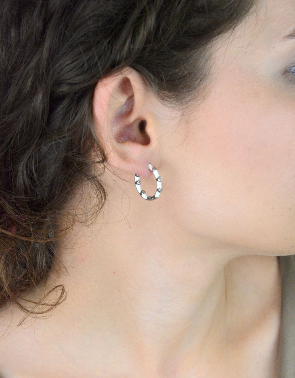 Kolczyki srebrne DIA-KLC-10975-925 – delikatne kółka zdobione białą emalią i cyrkonią. Długość 1,8 cm, szerokość 3 mm, waga 4,00 g. Próba 925, zapięcie na zatrzask.1e.jpg