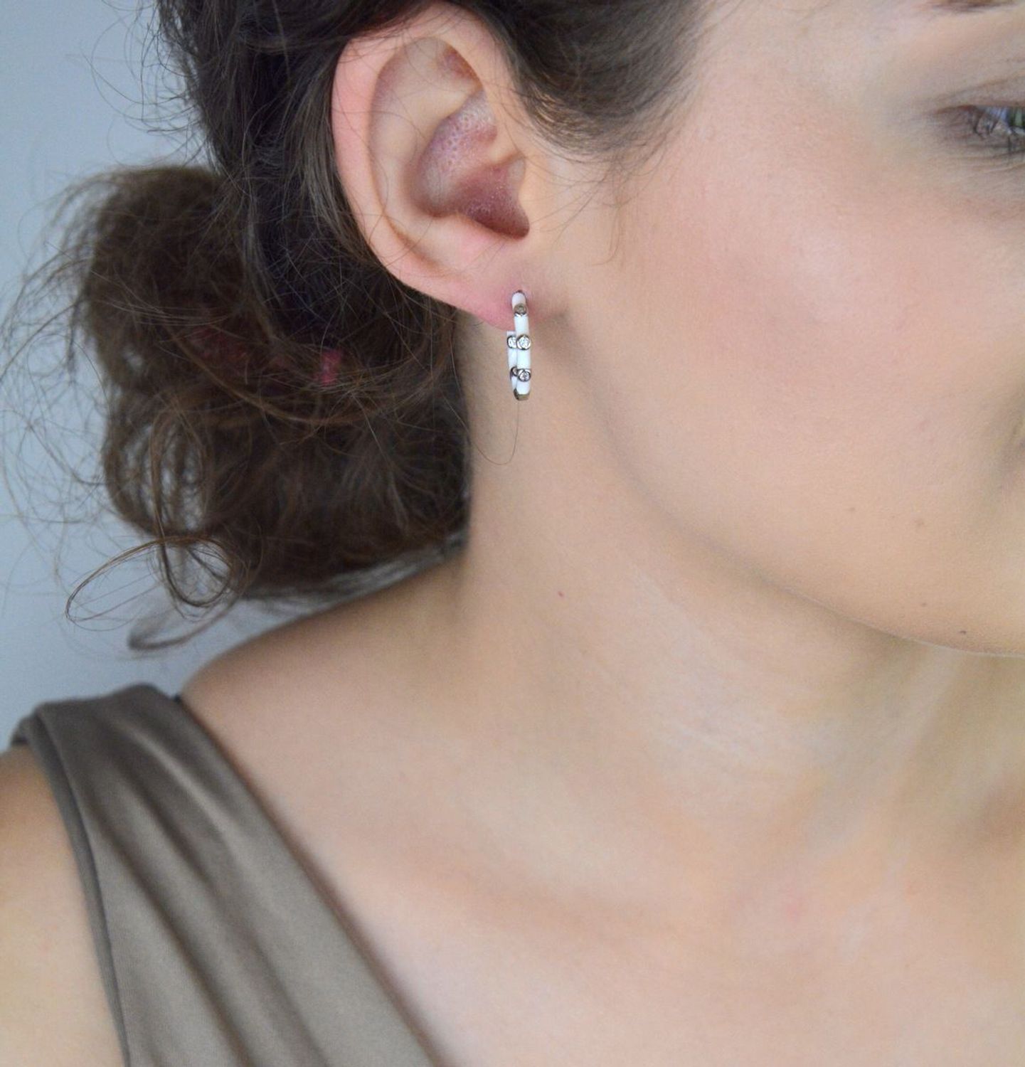 Kolczyki srebrne DIA-KLC-10975-925 – delikatne kółka zdobione białą emalią i cyrkonią. Długość 1,8 cm, szerokość 3 mm, waga 4,00 g. Próba 925, zapięcie na zatrzask.1e.jpg