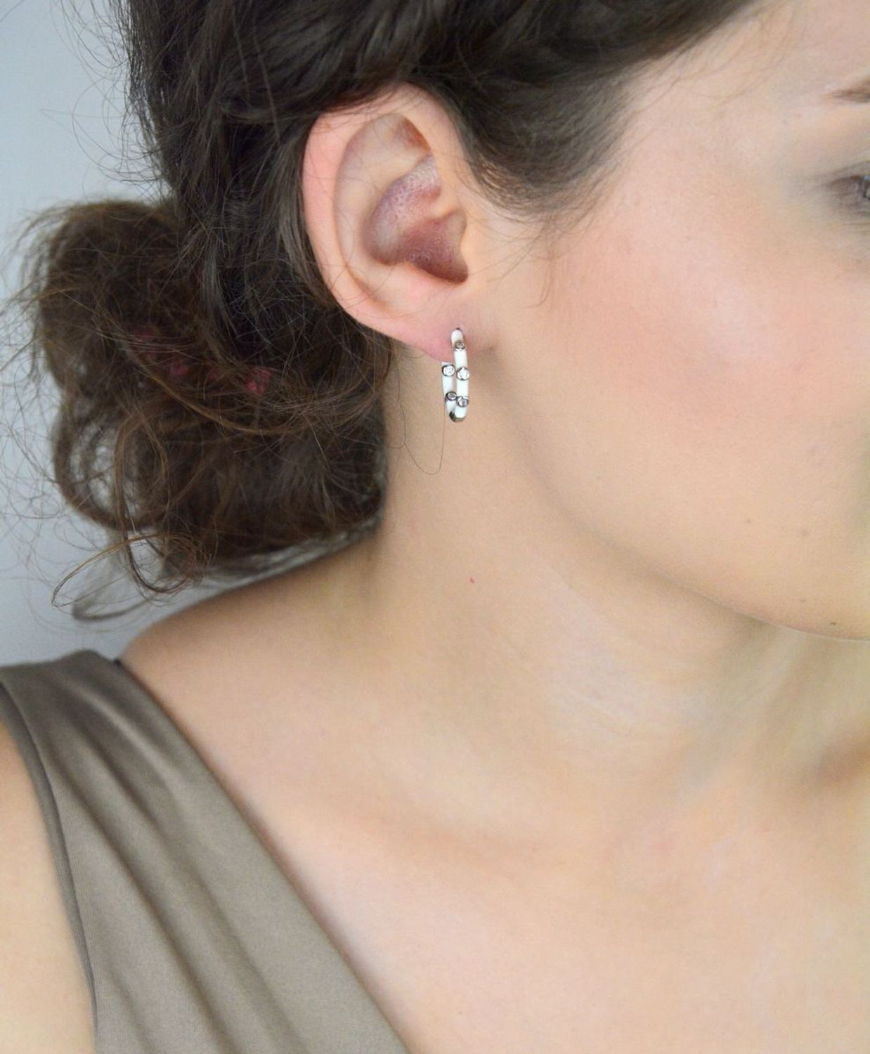 Kolczyki srebrne DIA-KLC-10975-925 – delikatne kółka zdobione białą emalią i cyrkonią. Długość 1,8 cm, szerokość 3 mm, waga 4,00 g. Próba 925, zapięcie na zatrzask.1e.jpg