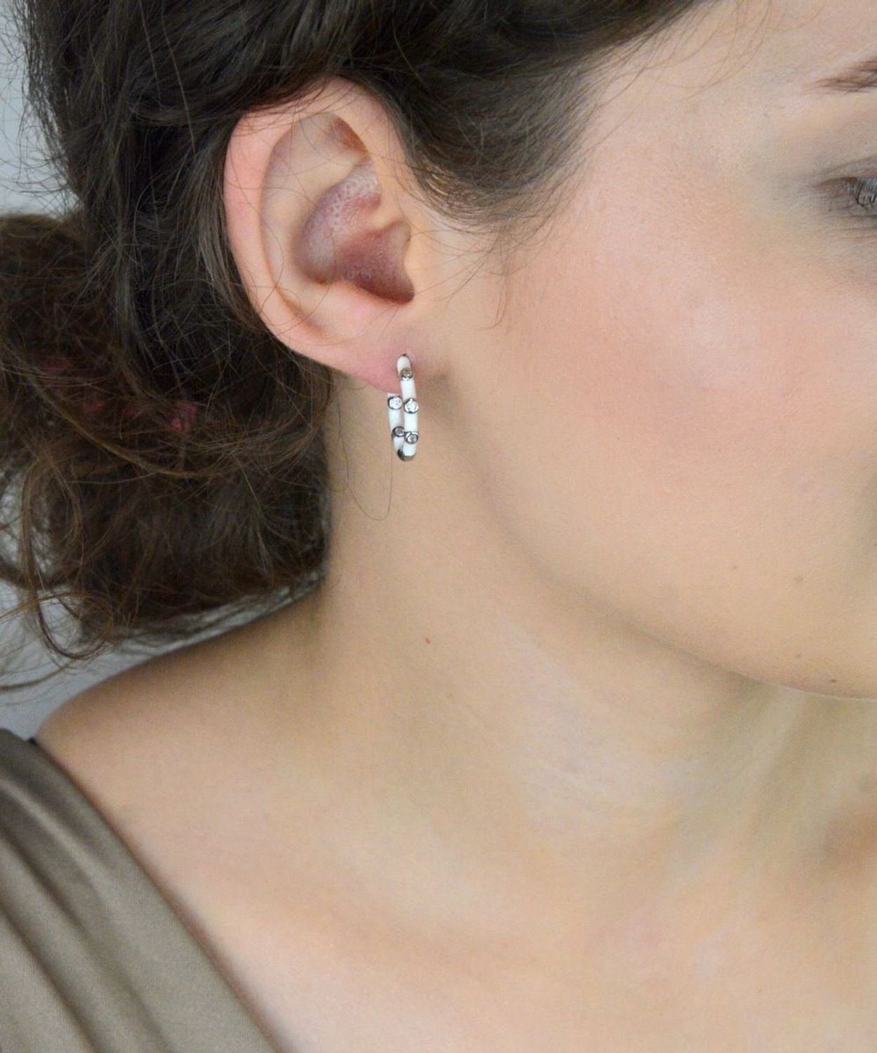 Kolczyki srebrne DIA-KLC-10975-925 – delikatne kółka zdobione białą emalią i cyrkonią. Długość 1,8 cm, szerokość 3 mm, waga 4,00 g. Próba 925, zapięcie na zatrzask.1e.jpg