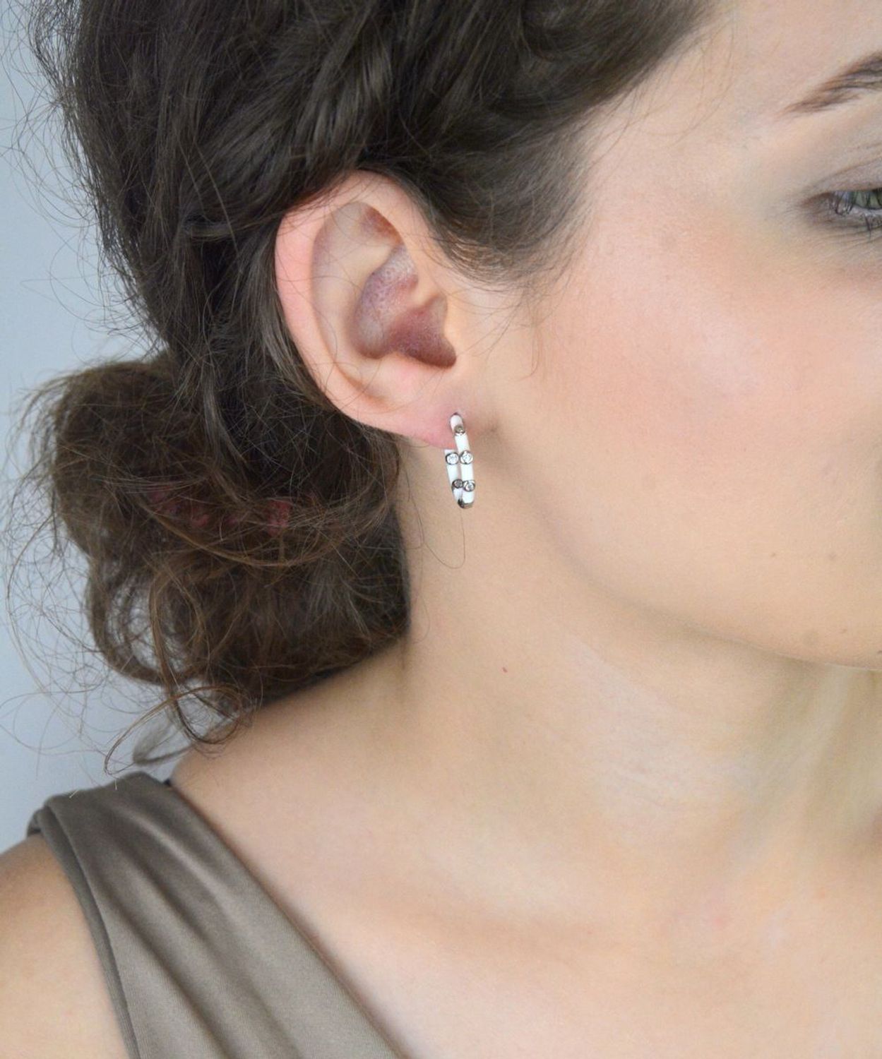 Kolczyki srebrne DIA-KLC-10975-925 – delikatne kółka zdobione białą emalią i cyrkonią. Długość 1,8 cm, szerokość 3 mm, waga 4,00 g. Próba 925, zapięcie na zatrzask.1e.jpg