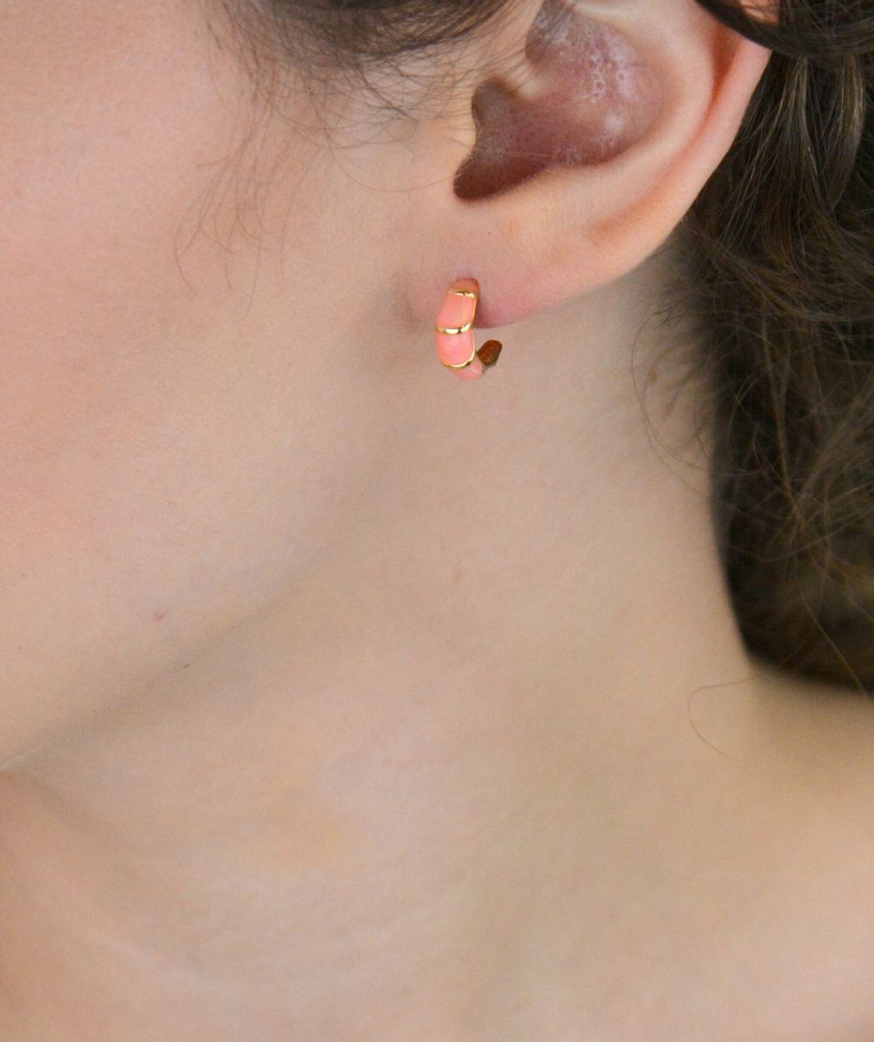 Pozłacane kolczyki srebrne 925 w kształcie półkola z różową emalią. Długość 1,2 cm, zapięcie na sztyft. Stylowy i kolorowy akcent do każdej stylizacji.1.jpg