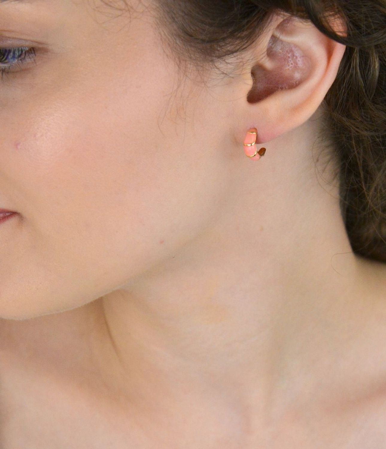 Pozłacane kolczyki srebrne 925 w kształcie półkola z różową emalią. Długość 1,2 cm, zapięcie na sztyft. Stylowy i kolorowy akcent do każdej stylizacji.1.jpg