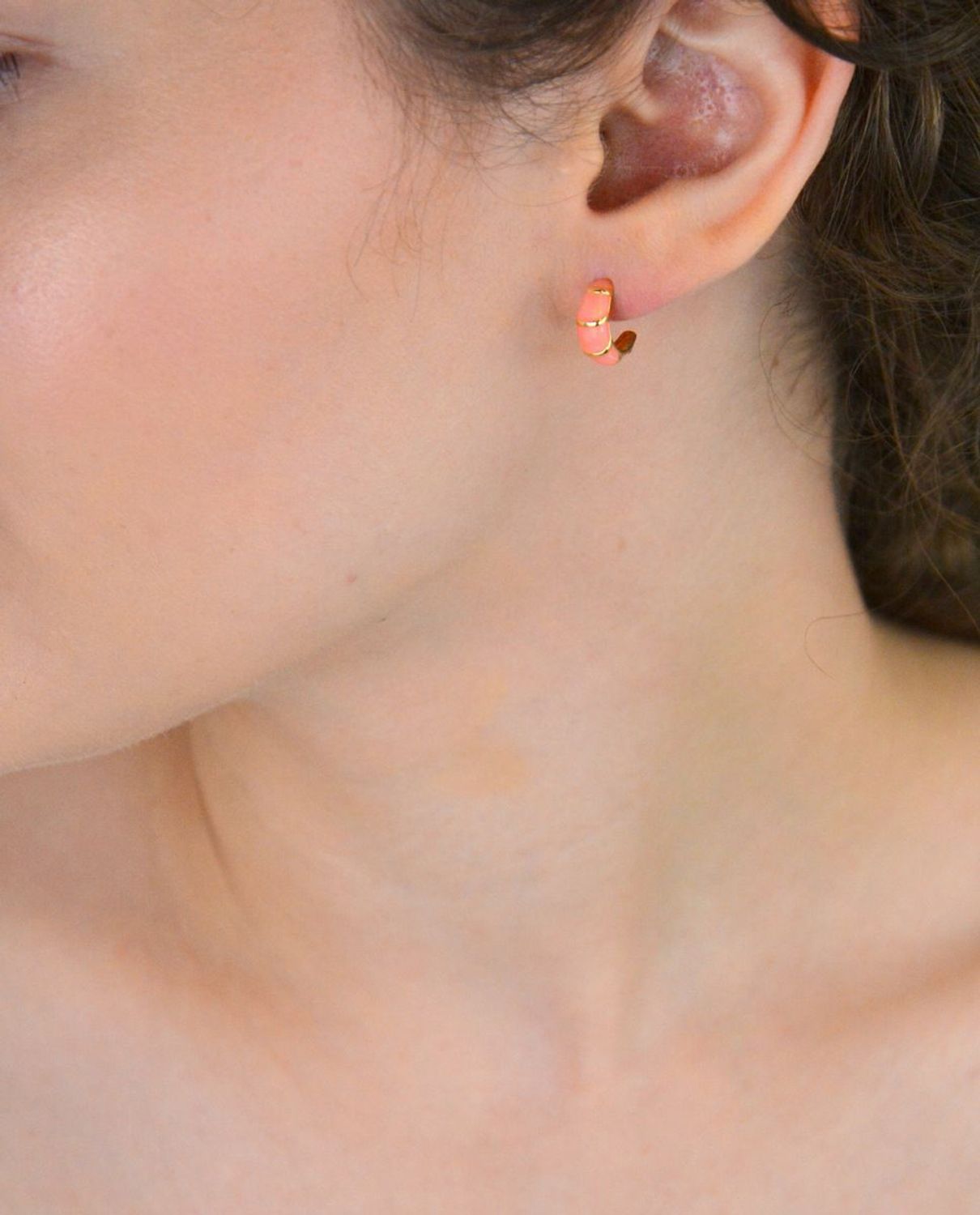 Pozłacane kolczyki srebrne 925 w kształcie półkola z różową emalią. Długość 1,2 cm, zapięcie na sztyft. Stylowy i kolorowy akcent do każdej stylizacji.1.jpg